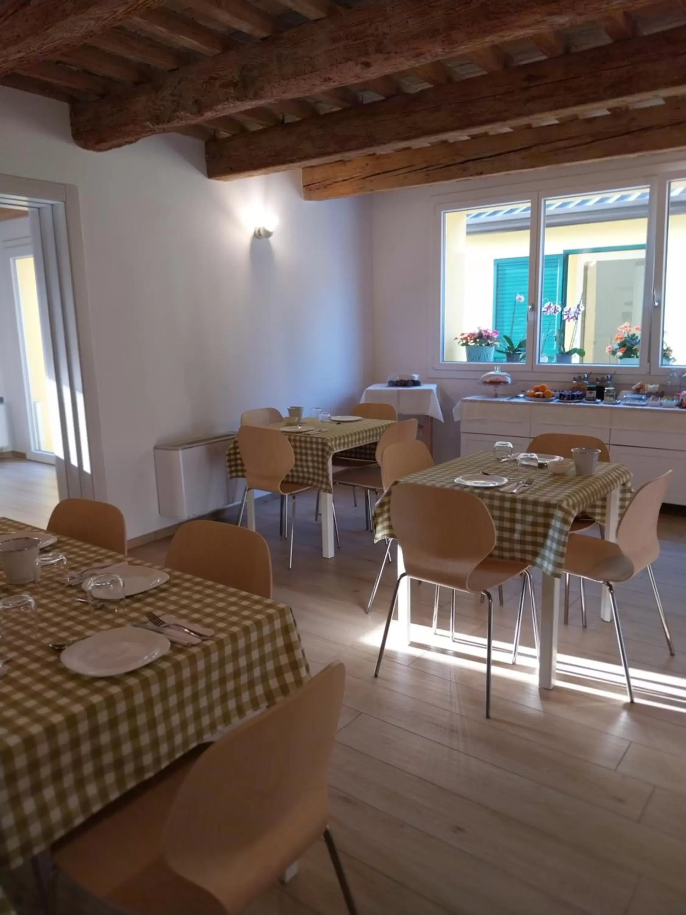 Restaurant/Places to Eat in B&B La Casa Gialla