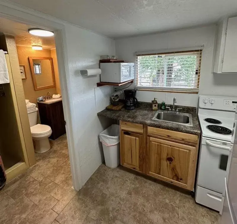 Kitchen/Kitchenette in Chinook Winds Lodge