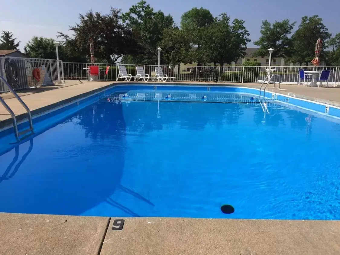 Swimming Pool in Twelve Oaks Inn