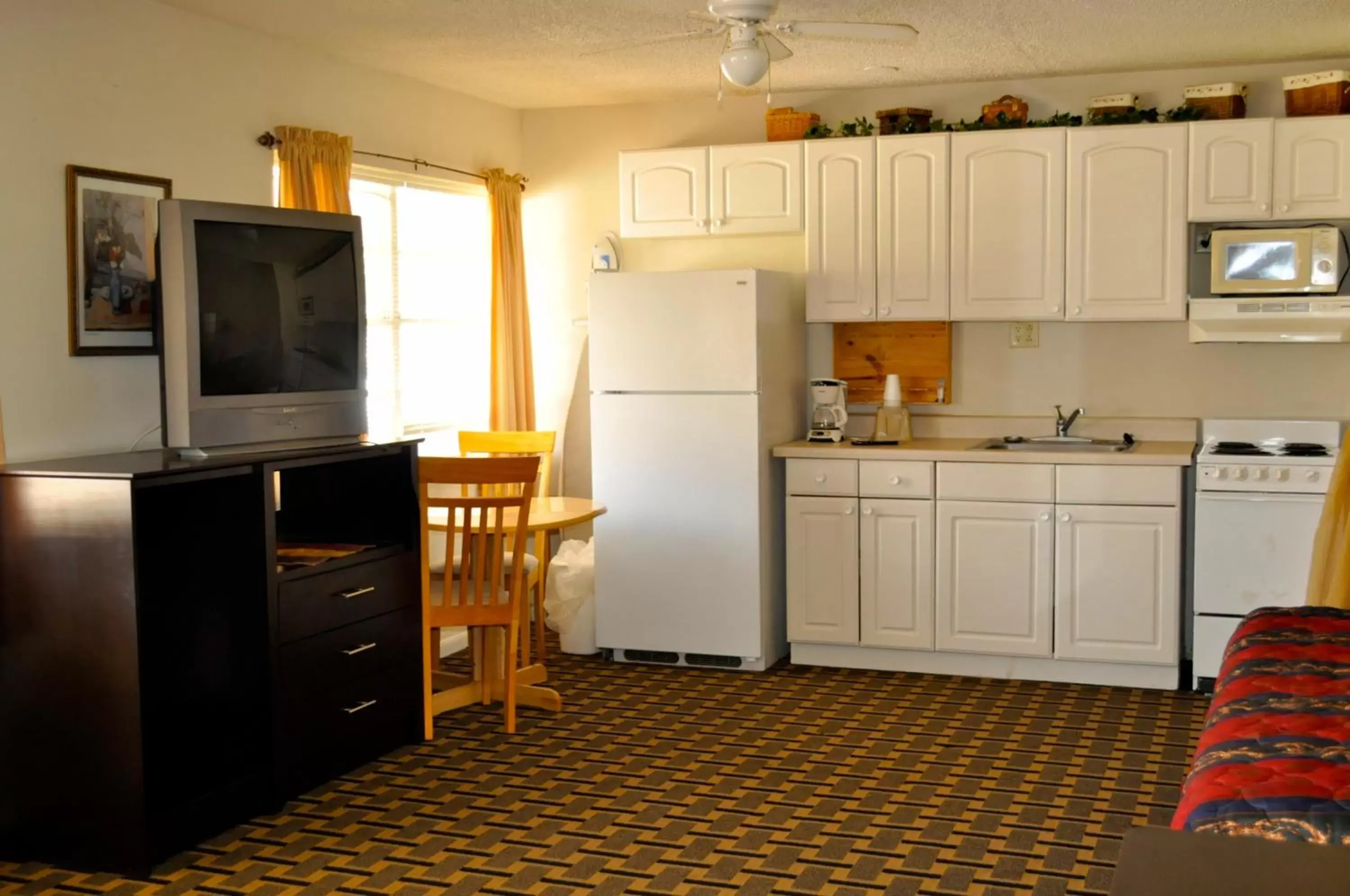 Kitchen/Kitchenette in Andrews Motor Inn