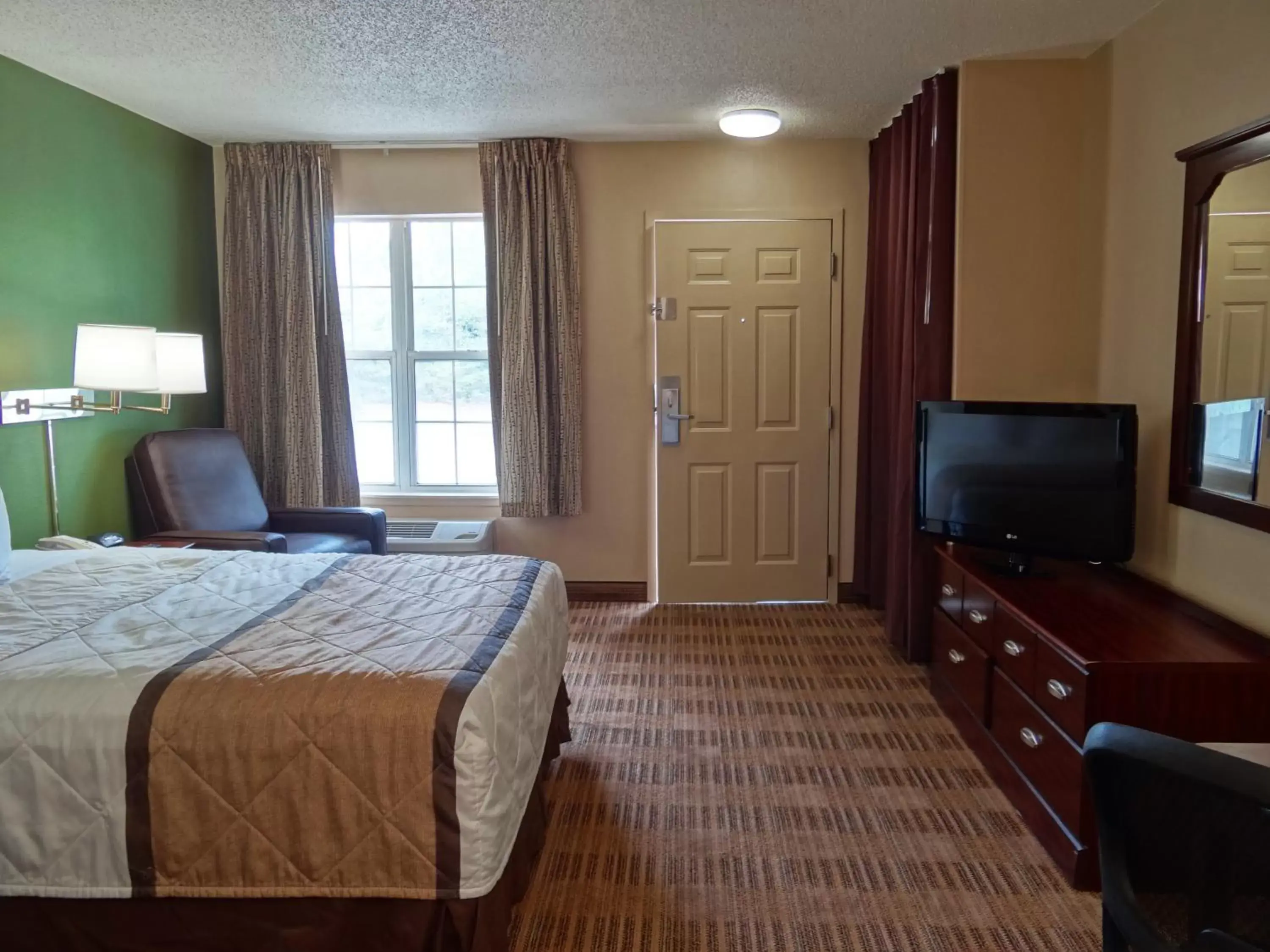 Bed, TV/Entertainment Center in Extended Stay America Suites - Mobile - Spring Hill
