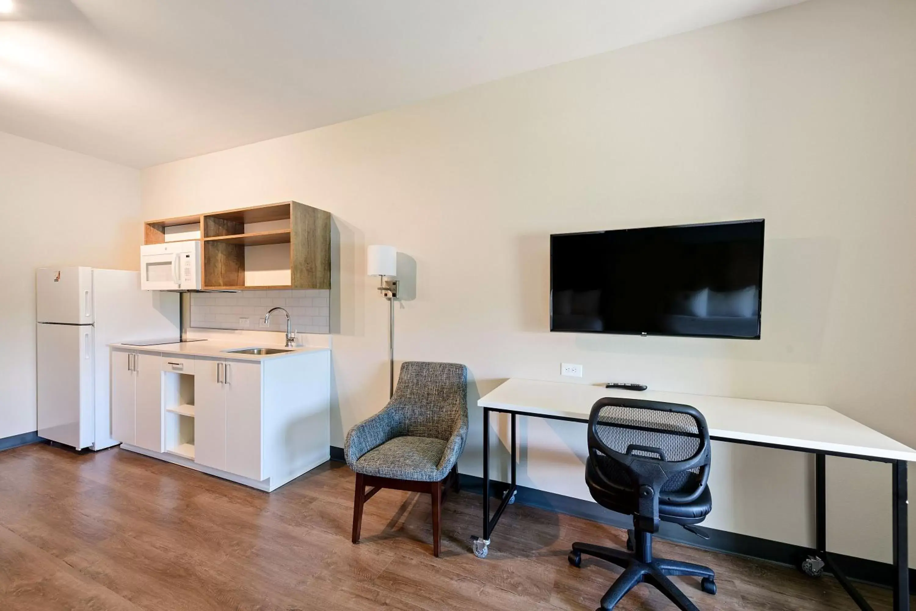 TV and multimedia, Dining Area in Extended Stay America Premier Suites - Savannah - Pooler