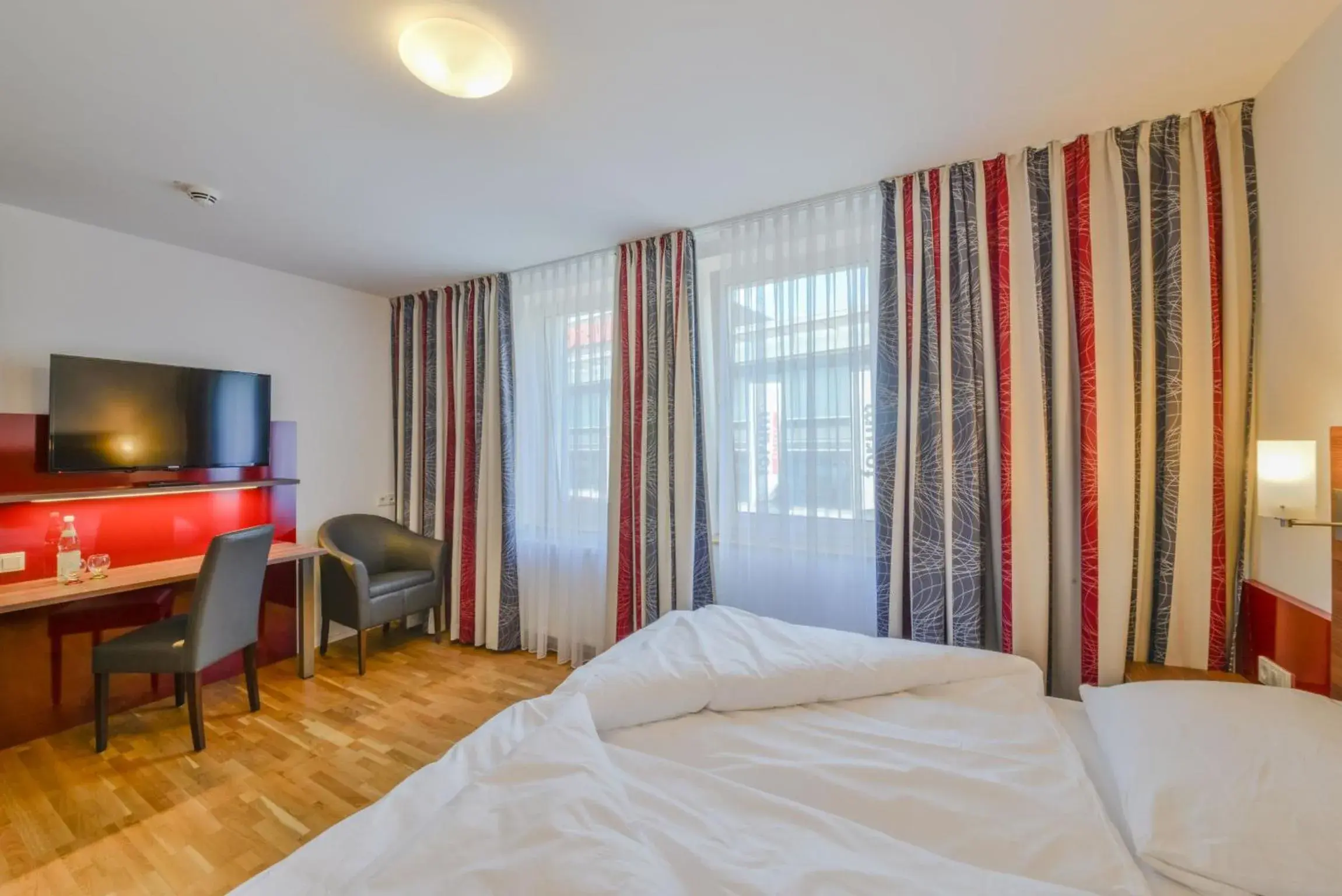 Bedroom, Bed in City Hotel Wetzlar