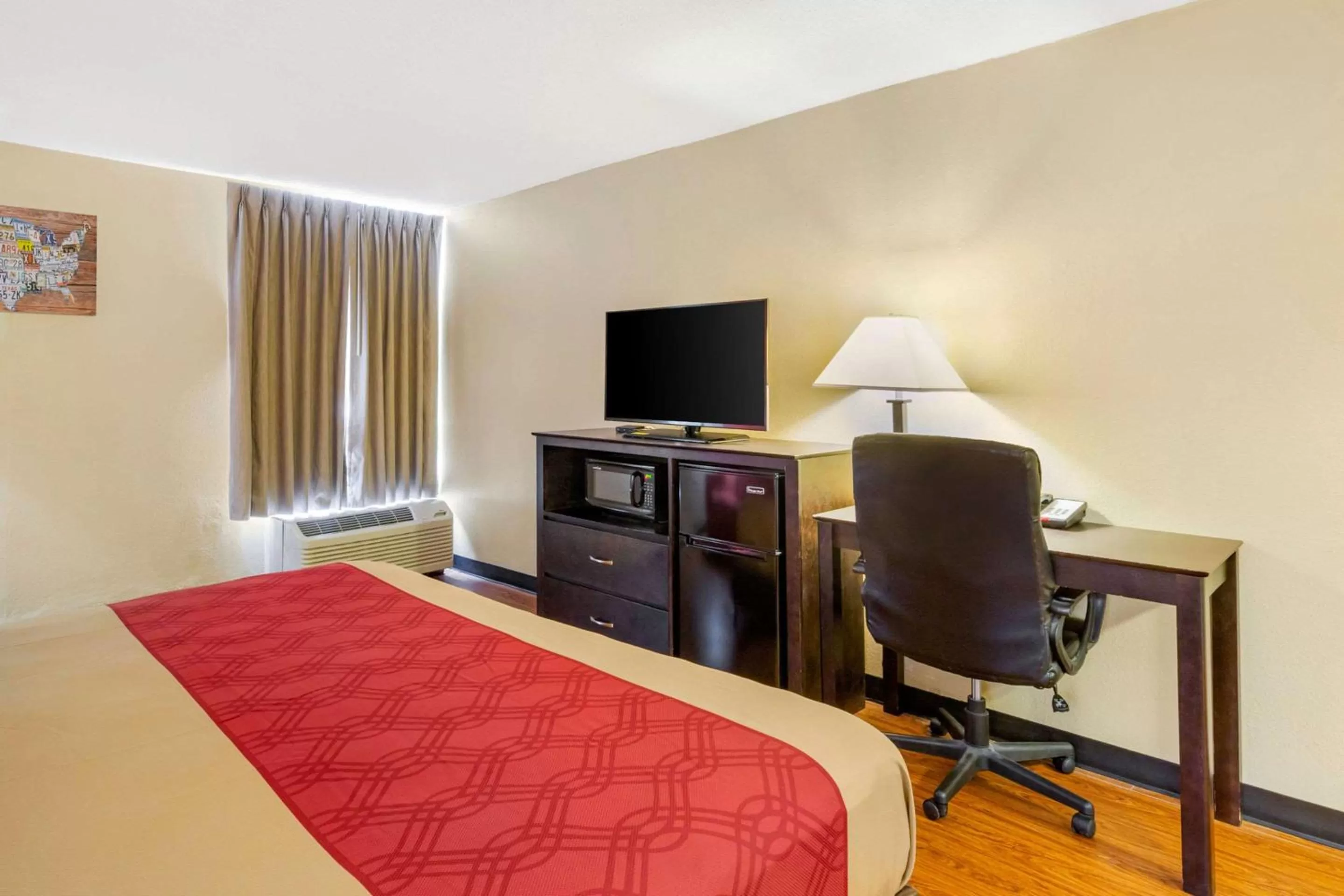 Photo of the whole room, Bed in Econo Lodge Burlington I-40