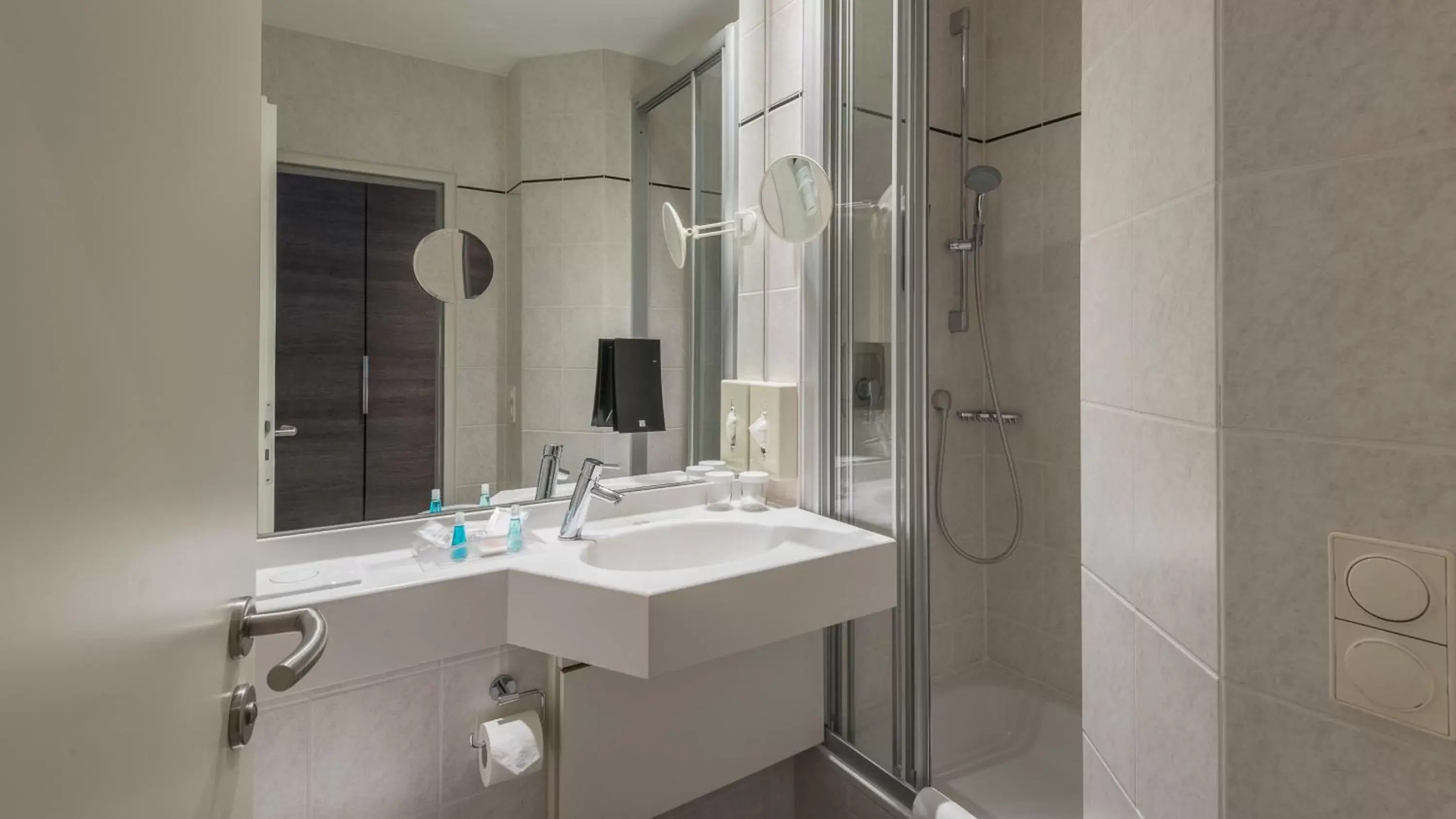 Photo of the whole room, Bathroom in Holiday Inn Munich Unterhaching, an IHG Hotel