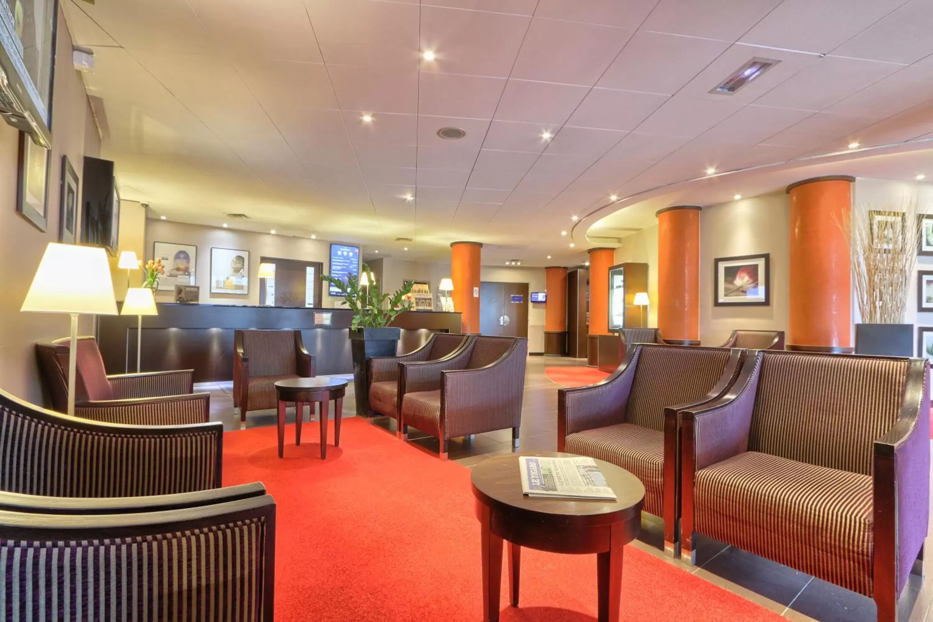 Lobby or reception, Lounge/Bar in Golden Tulip Paris CDG Airport – Villepinte