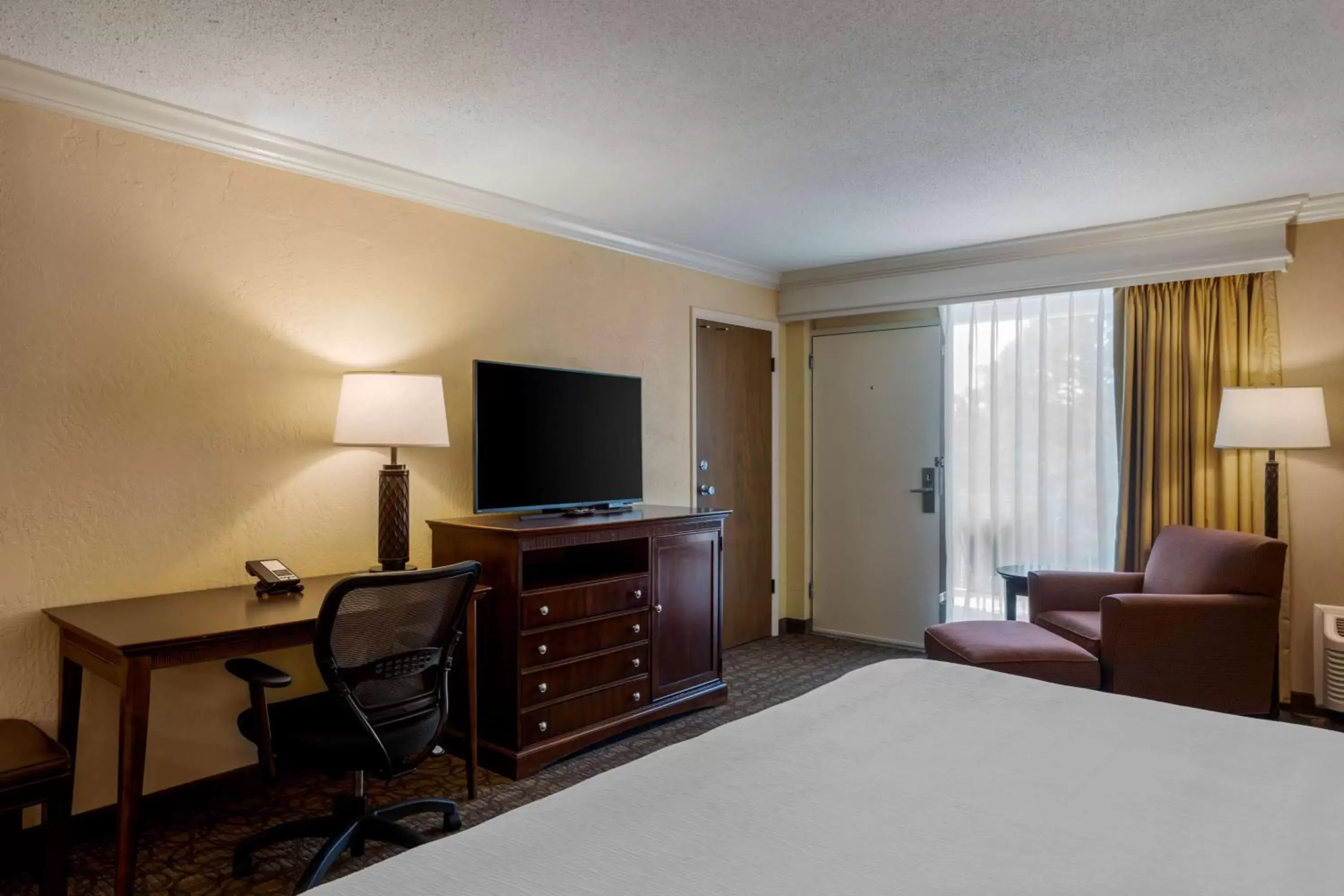 Bedroom, TV/Entertainment Center in Best Western Inn of the Ozarks