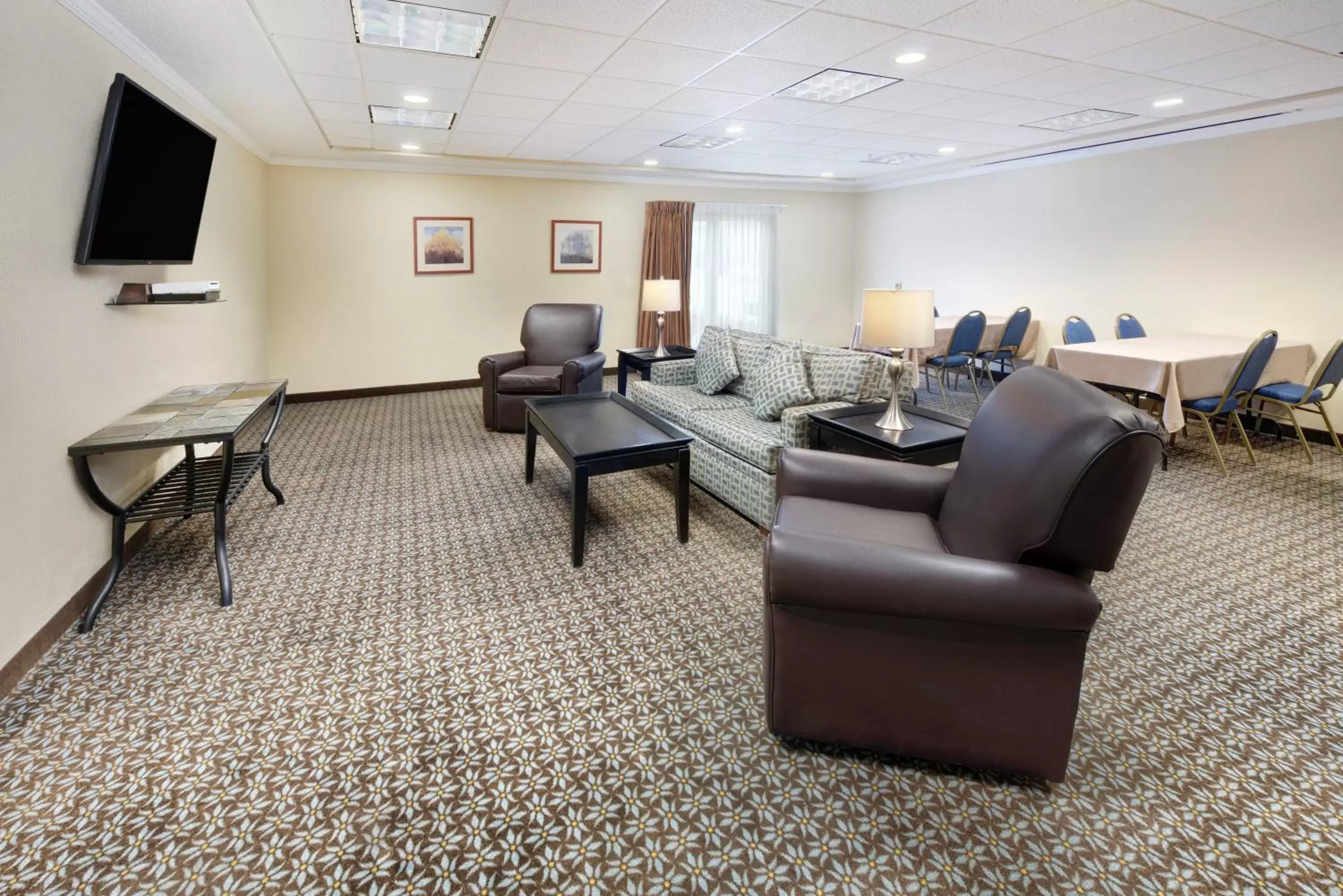 Meeting/conference room in Candlewood Suites Kenosha, an IHG Hotel