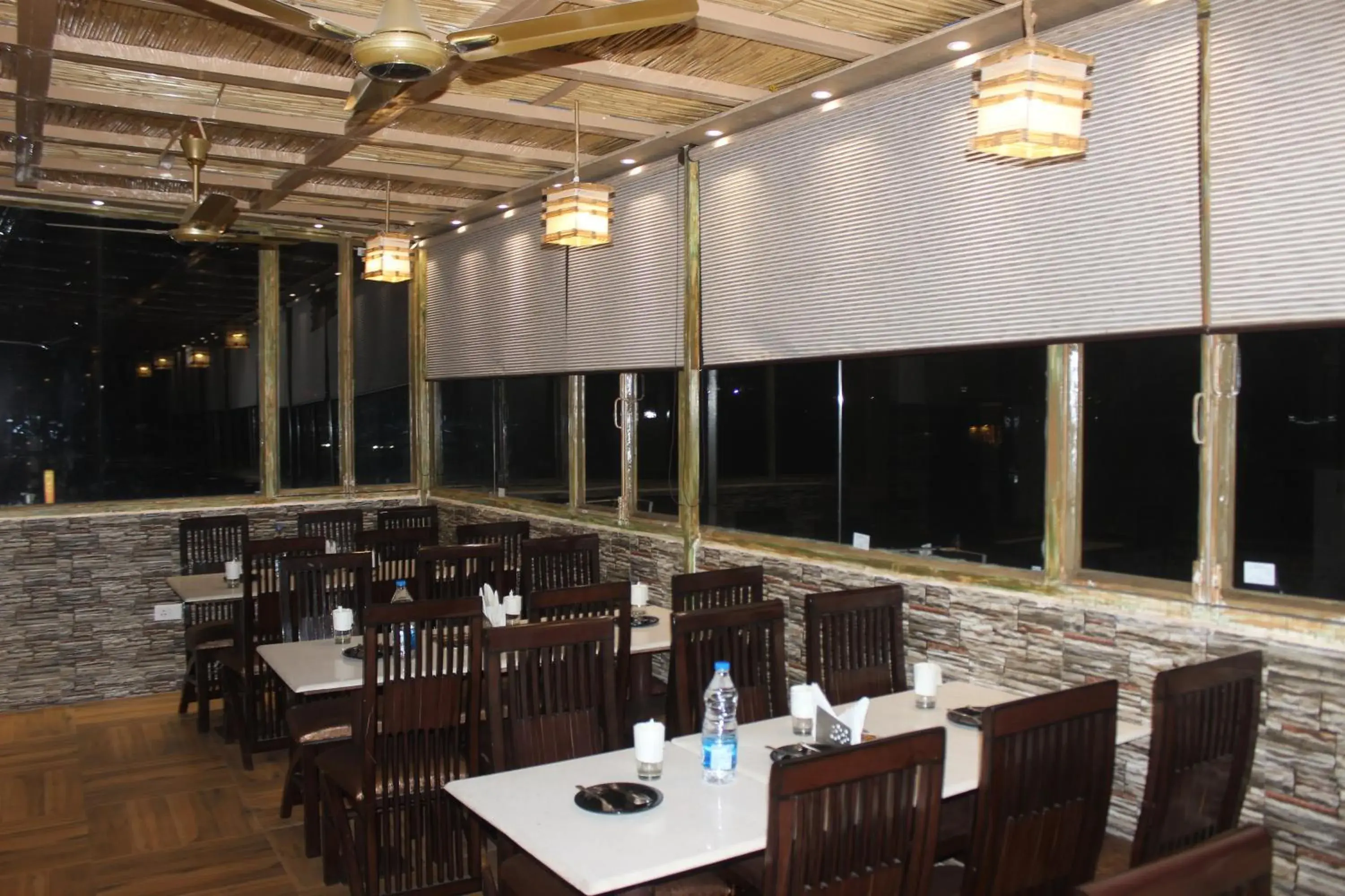 Restaurant/Places to Eat in Hotel Shivaay Grand