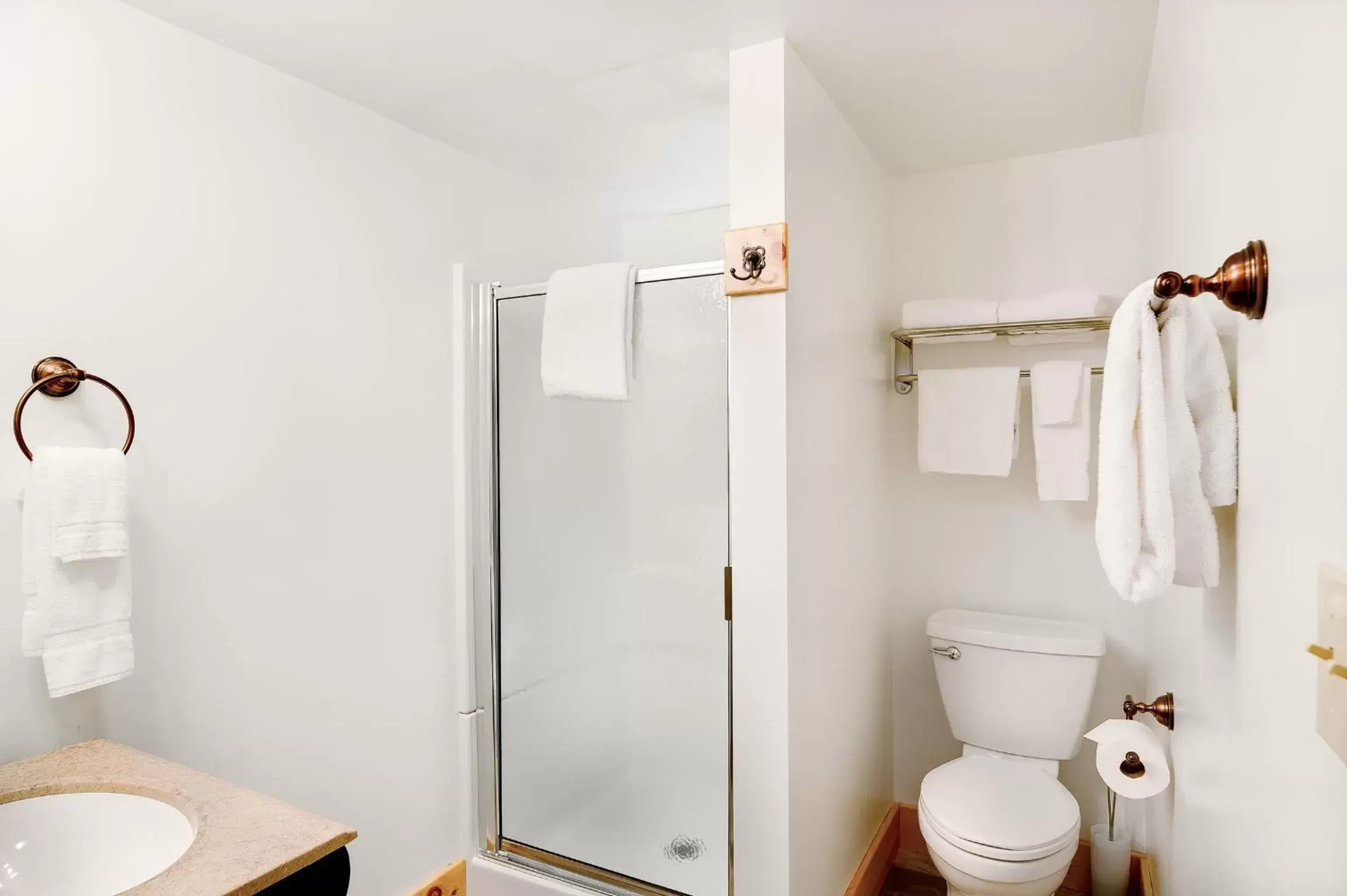 Bathroom in Cobble Mountain Lodge