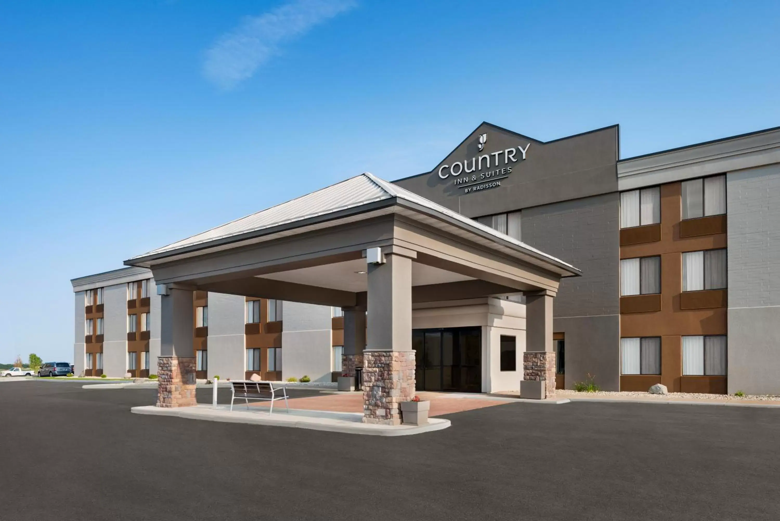 Property building in Country Inn & Suites by Radisson, Mt. Pleasant-Racine West, WI