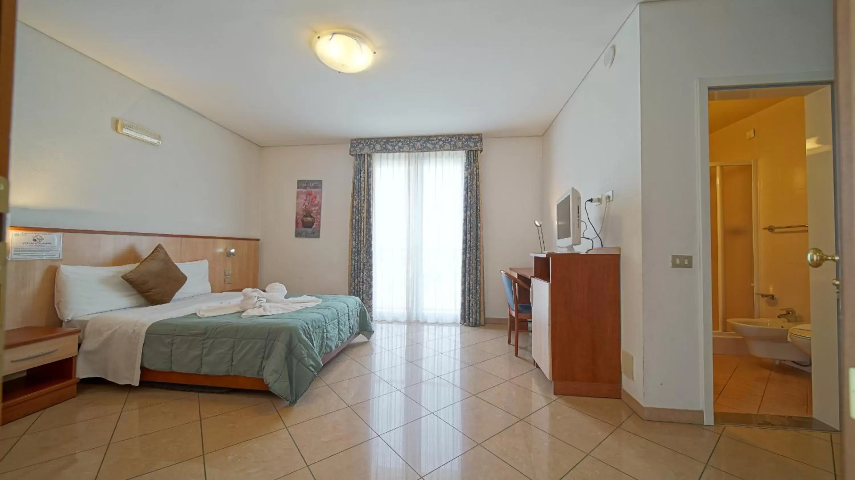 Comfort Quadruple Room in Hotel Nuovo Sole HNS Comfort Quadruple Room in Hotel Nuovo Sole HNS