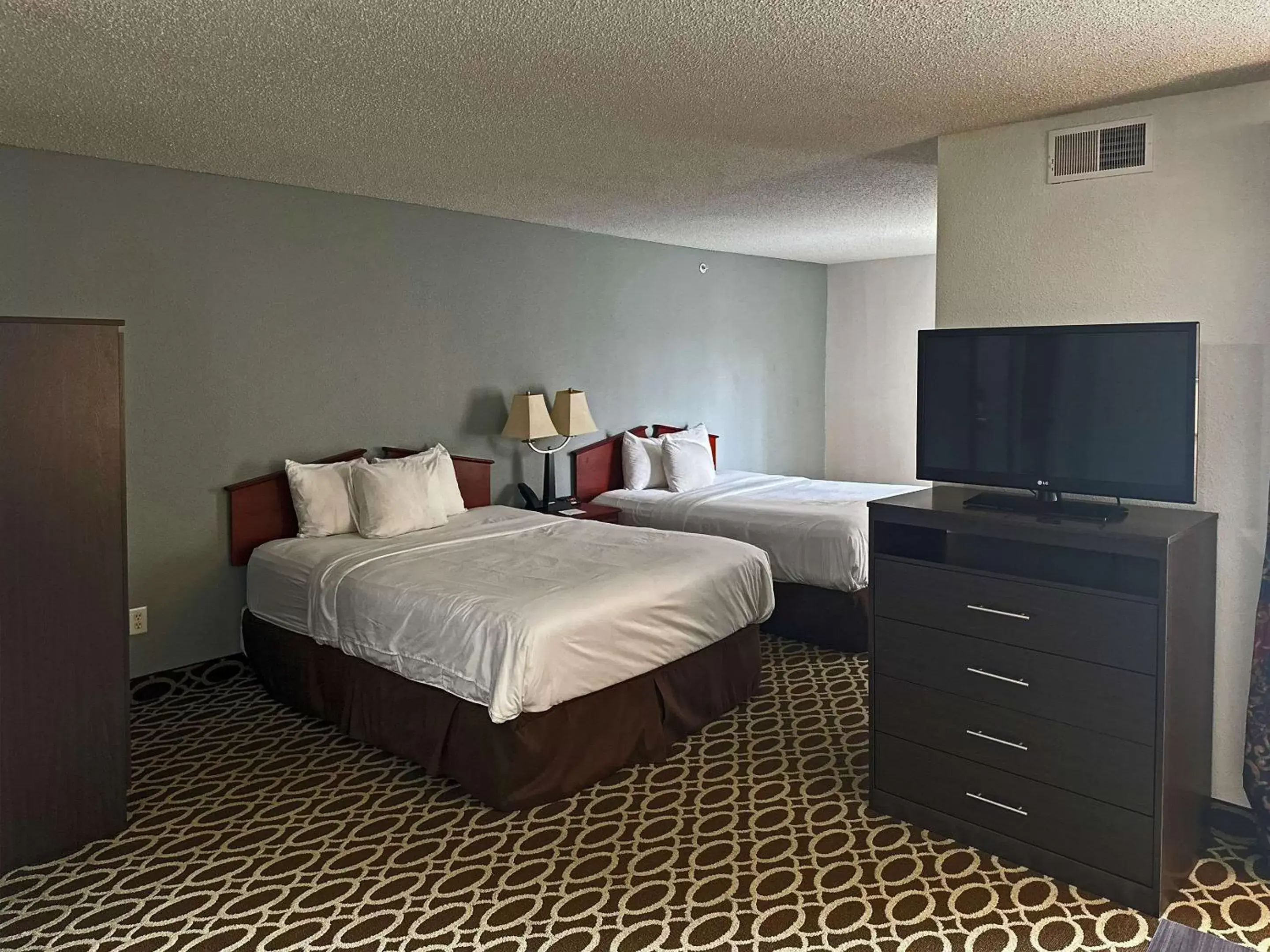 Bedroom, Bed in MainStay Suites Madison East