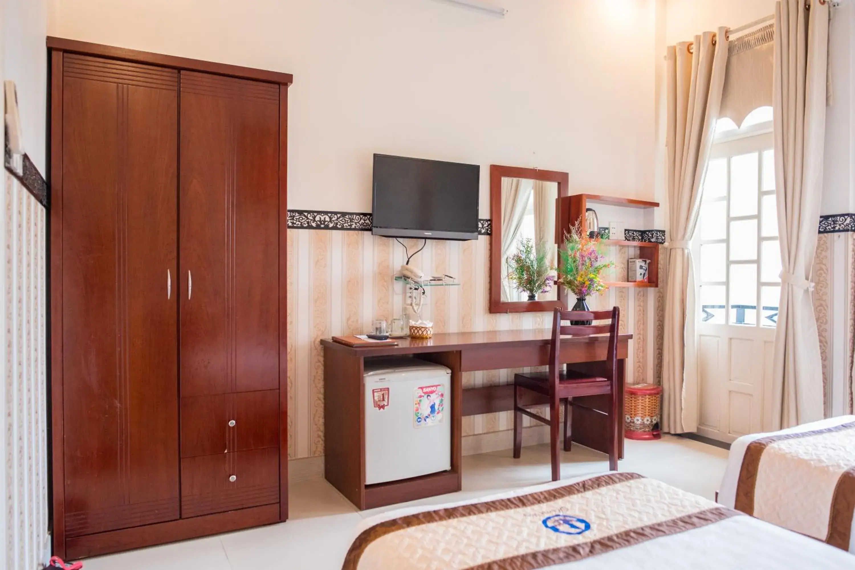 Bed, TV/Entertainment Center in Hoi An Ngo Homestay