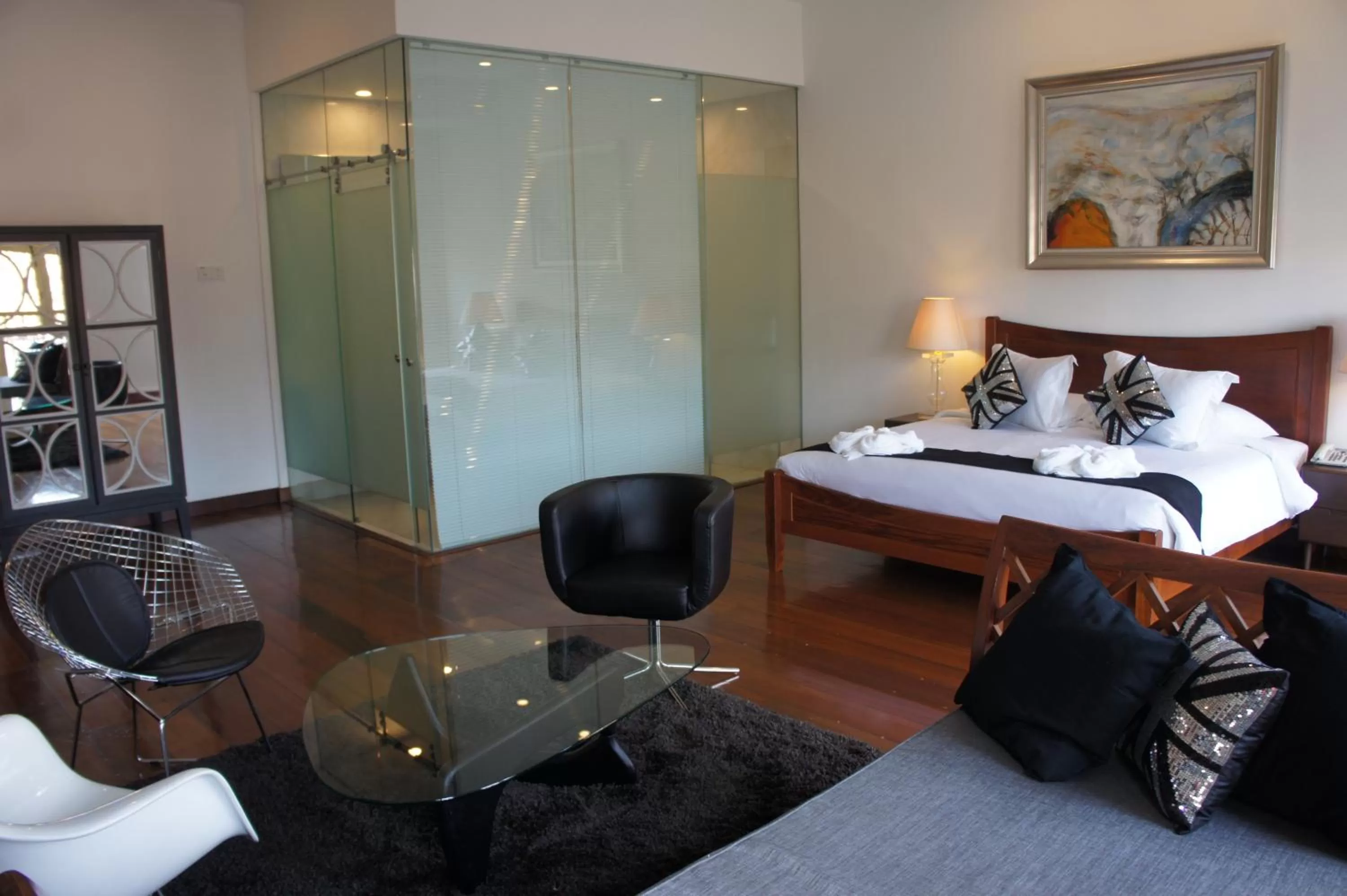 Bedroom, Bed in Heeren Palm Suites