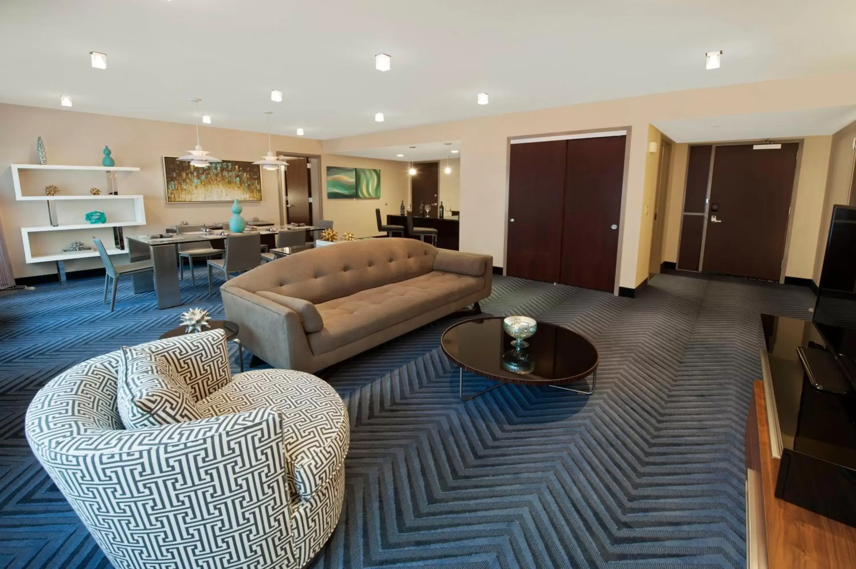 Bedroom, Seating Area in Crowne Plaza Princeton, an IHG Hotel