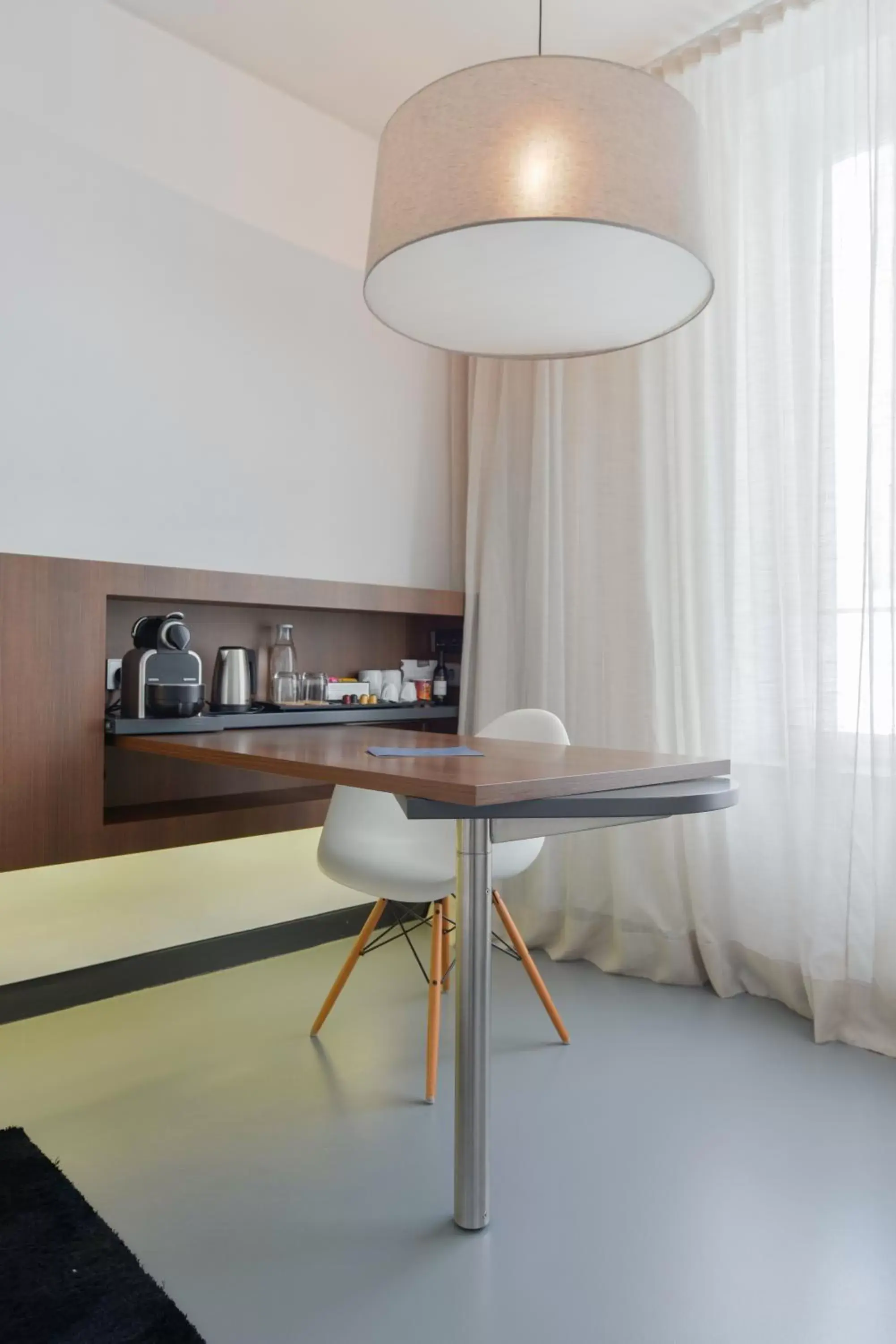 Seating area, Kitchen/Kitchenette in Inspira Liberdade Boutique Hotel