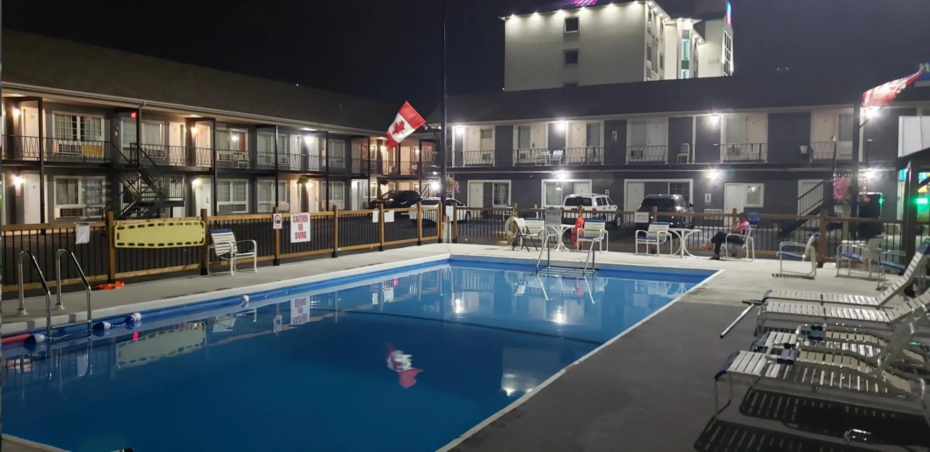 Swimming Pool in Niagara Falls Courtside Inn