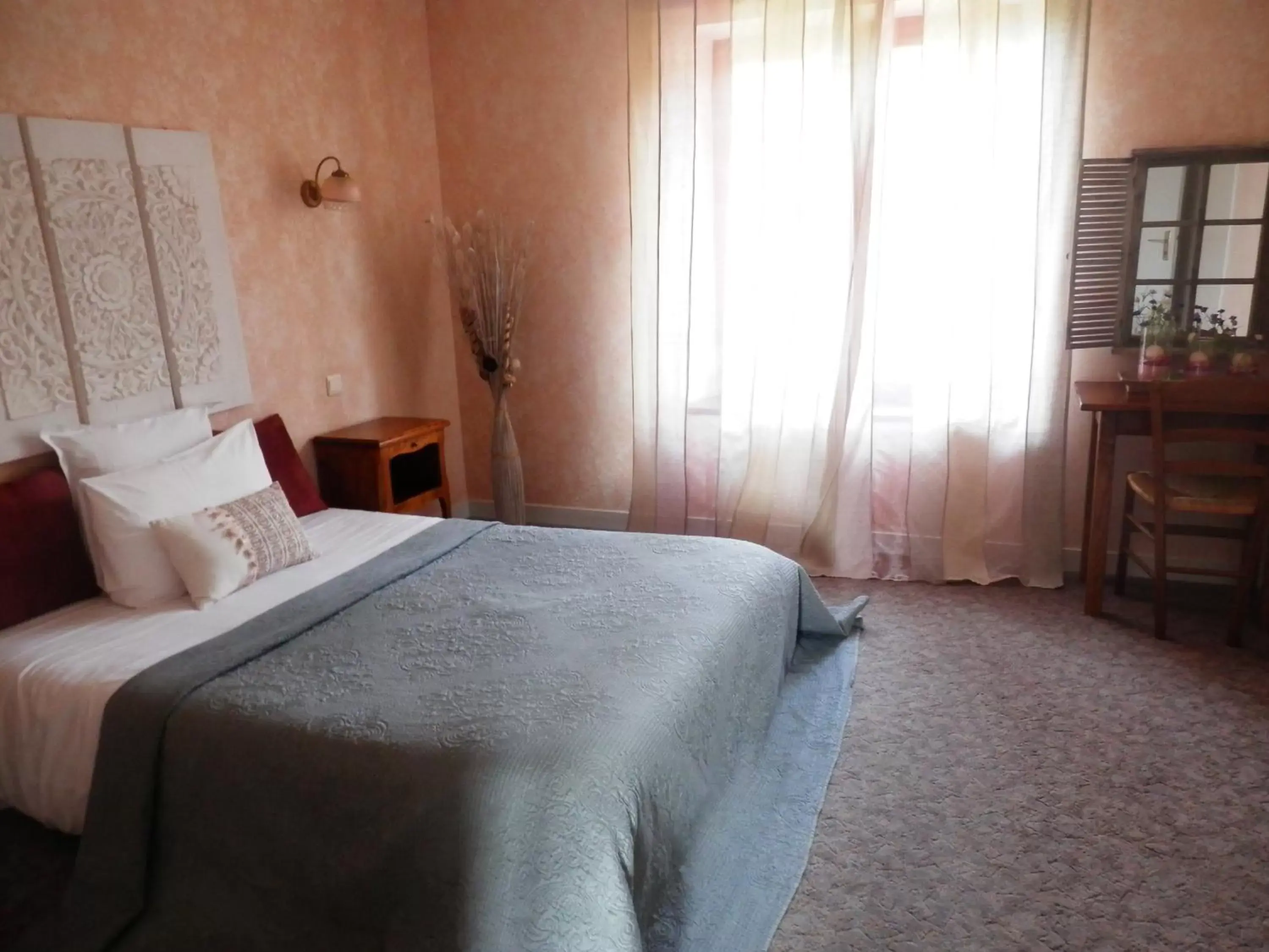 Photo of the whole room, Bed in Domaine de Lascaux