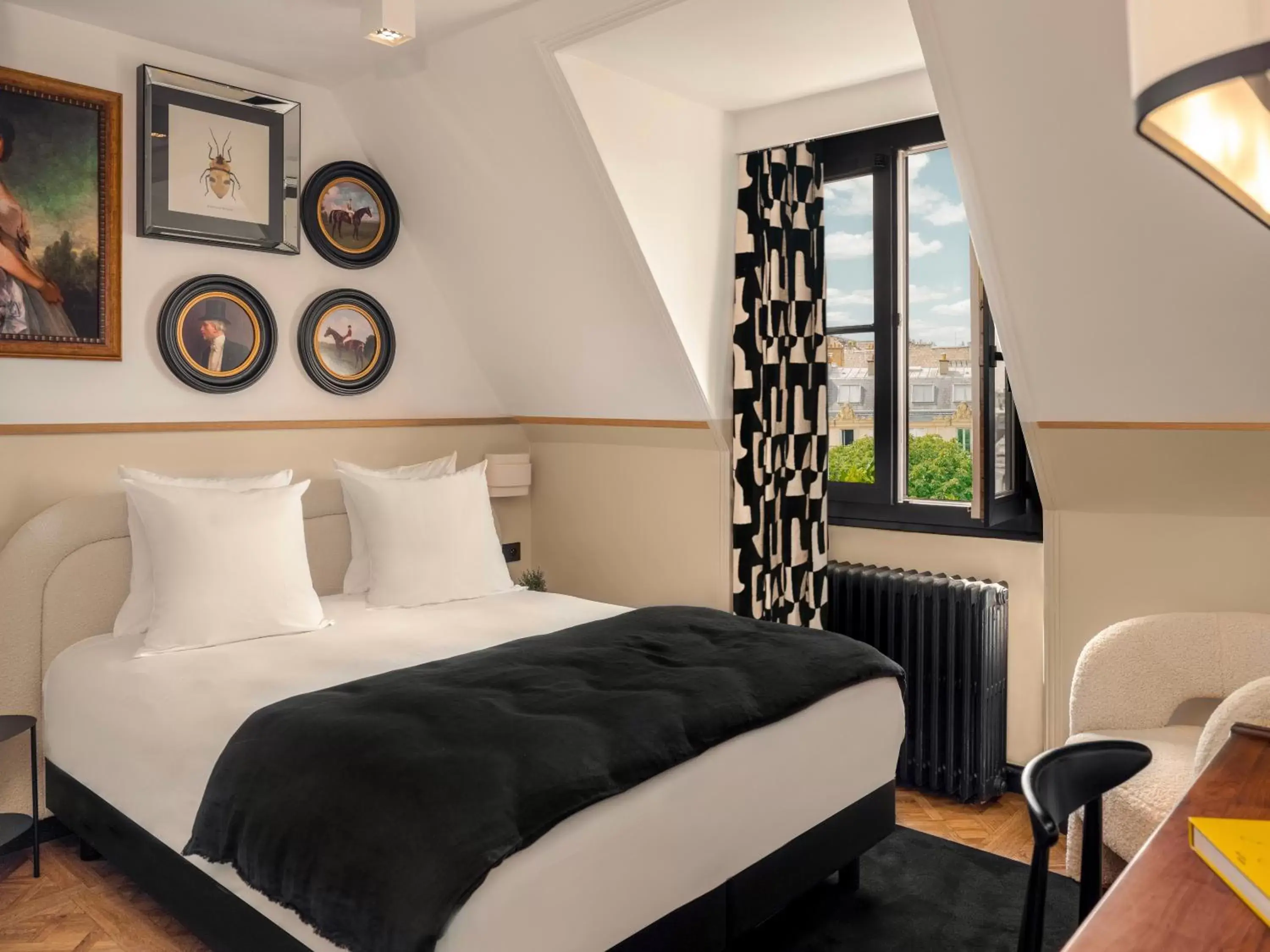 Bed in Solly Hôtel Paris