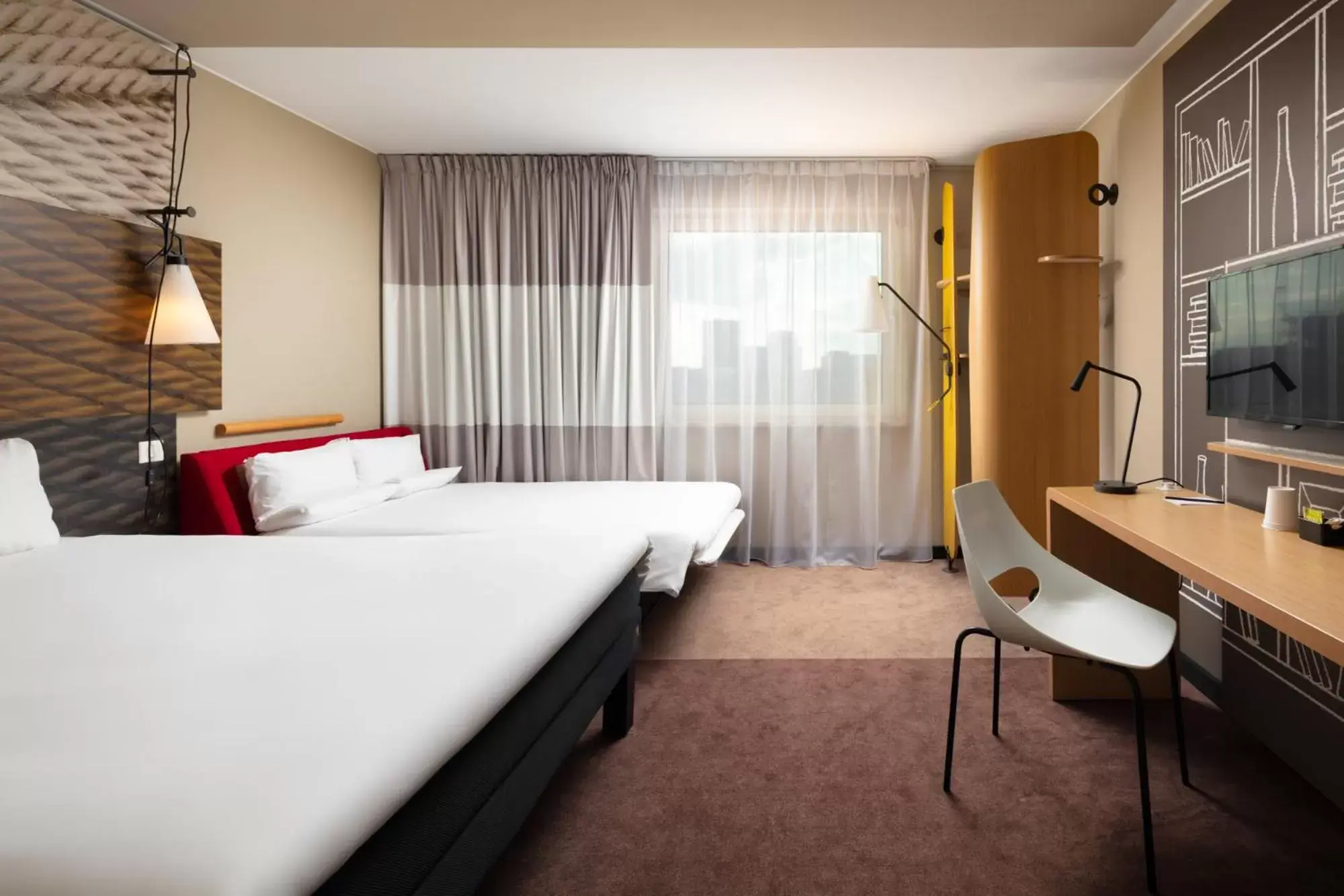 Communal lounge/ TV room, Bed in Ibis Poznan Centrum Communal lounge/ TV room, Bed in Ibis Poznan Centrum