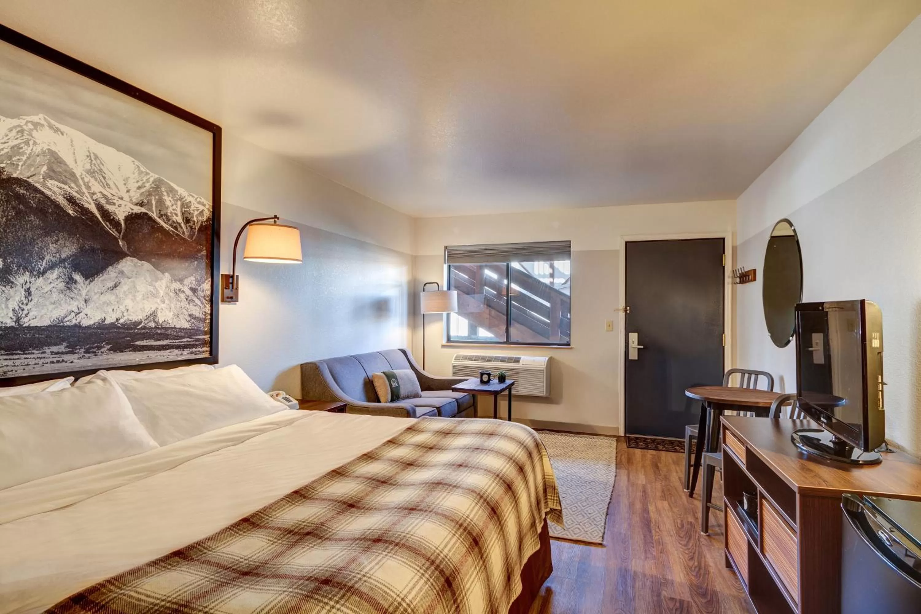 Bedroom, Bed in Loyal Duke Lodge