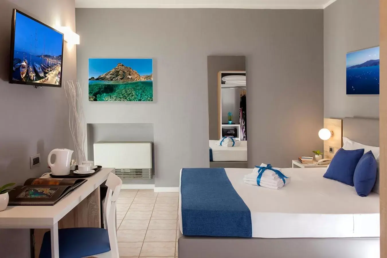 Bedroom, TV/Entertainment Center in Bike&Boat Argentario Hotel