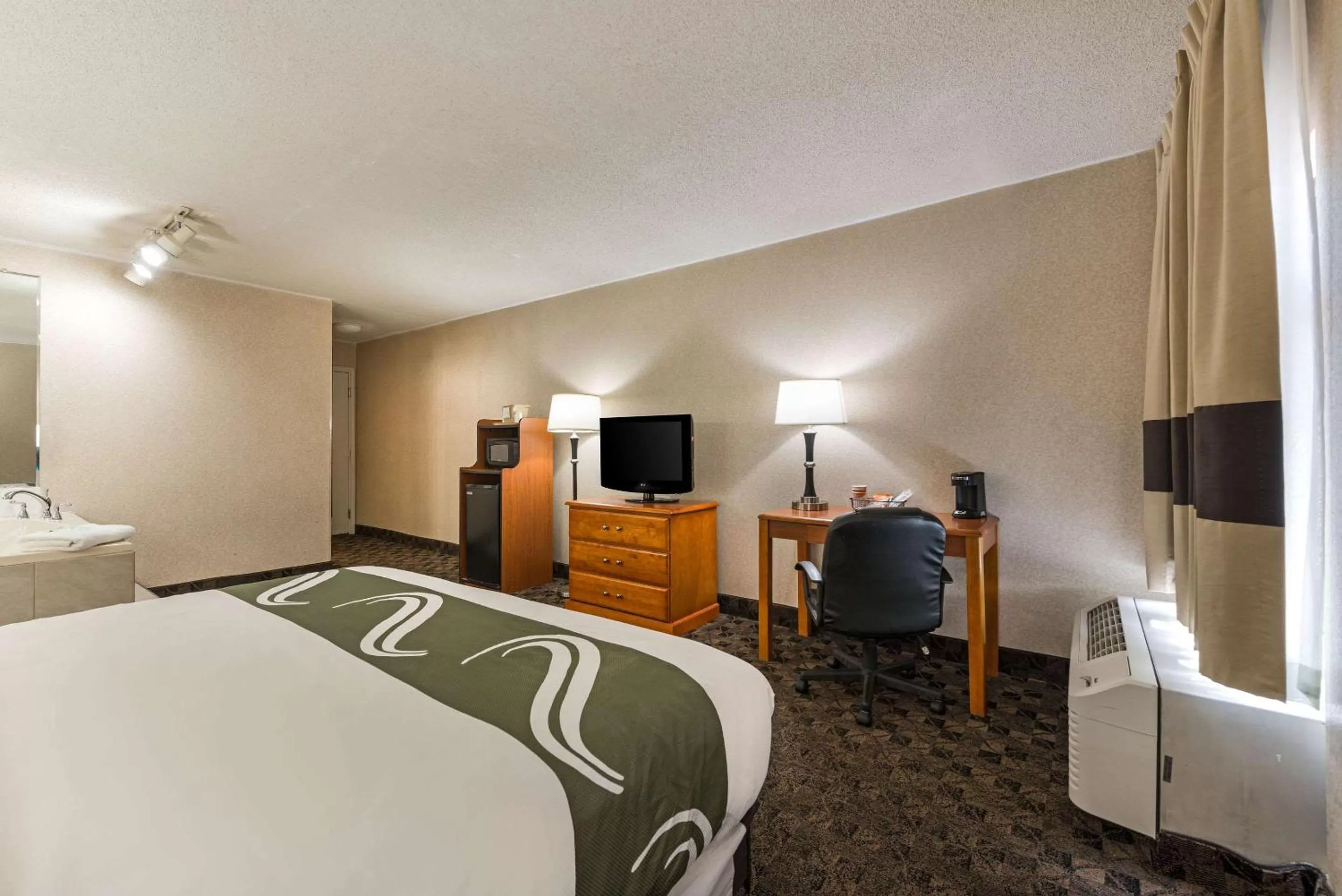 Photo of the whole room, Bed in Quality Inn & Suites Portage Central