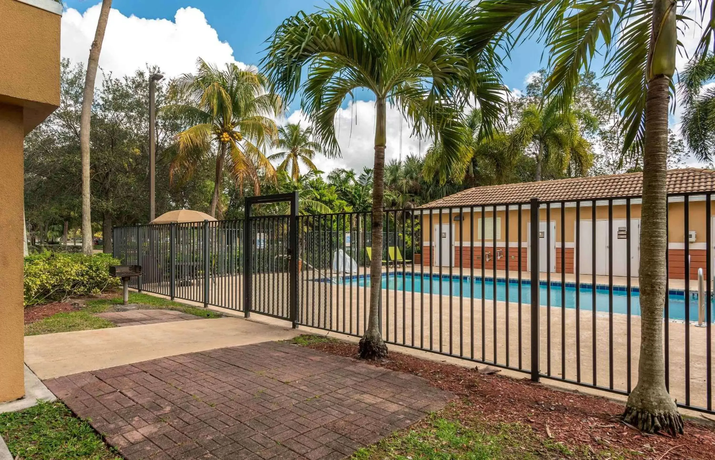 Property building, Swimming Pool in Extended Stay America Suites - Fort Lauderdale - Plantation