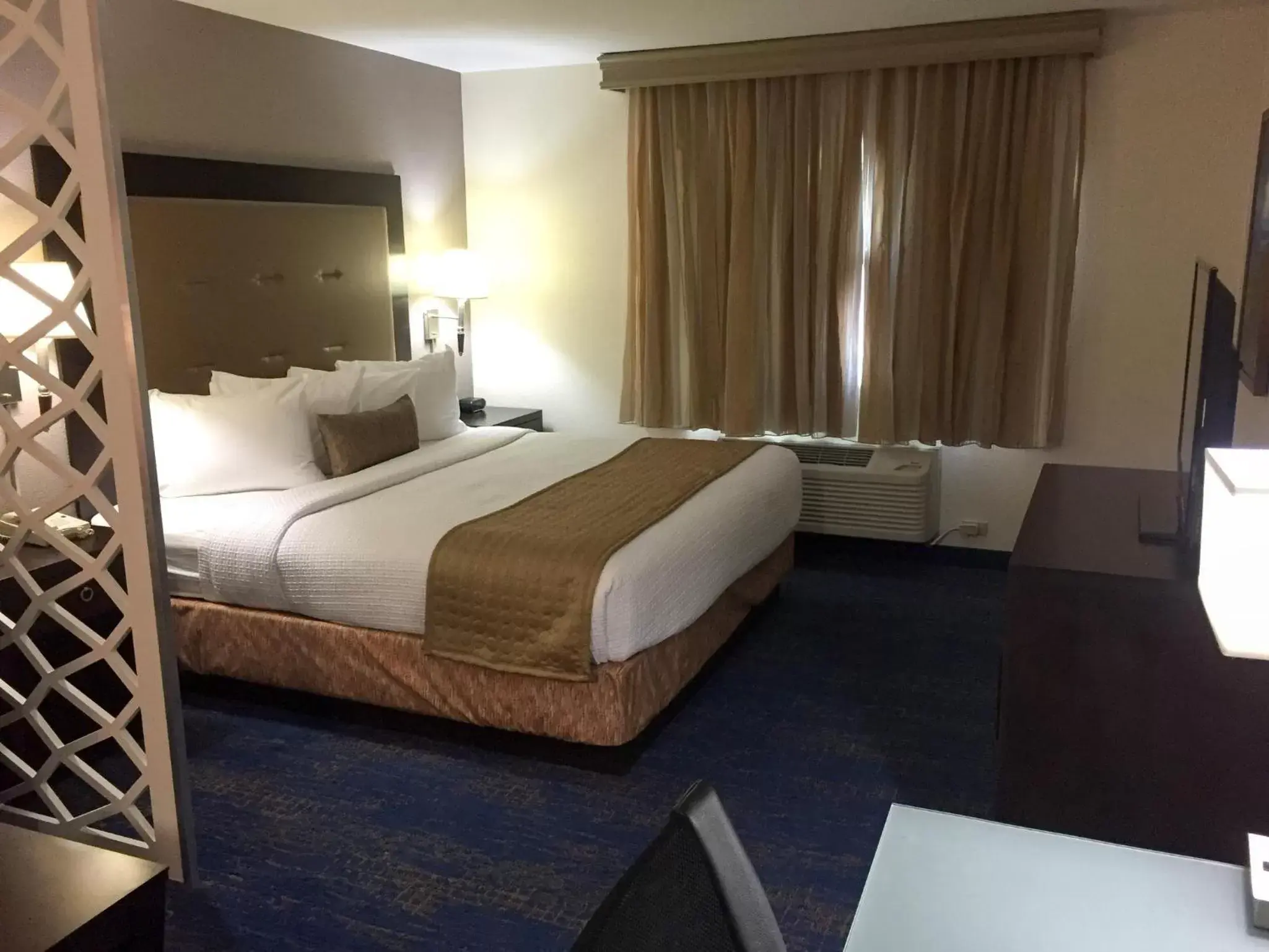 Bed in Best Western Plus Portland Airport Hotel & Suites