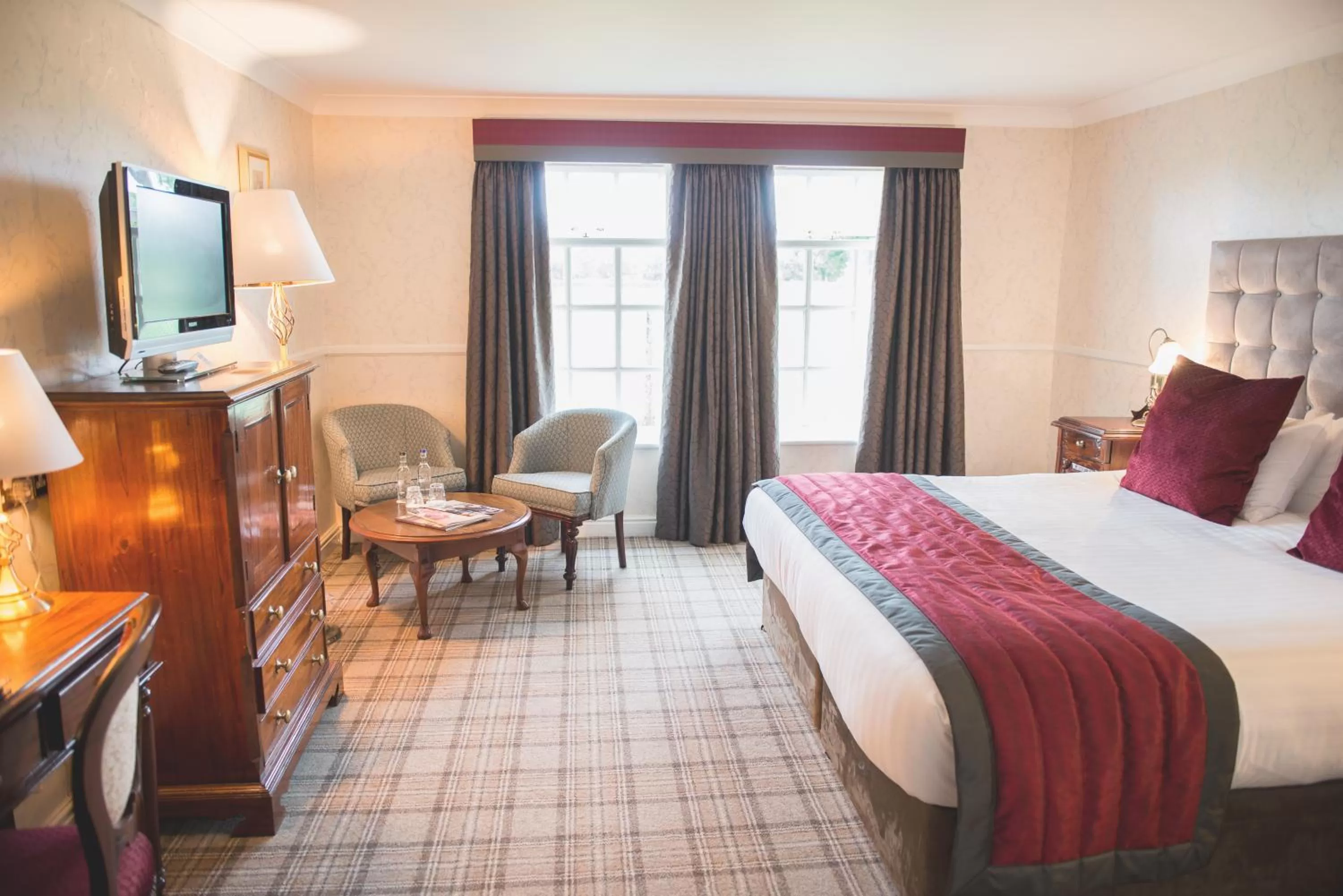Photo of the whole room, Bed in Mere Court Hotel