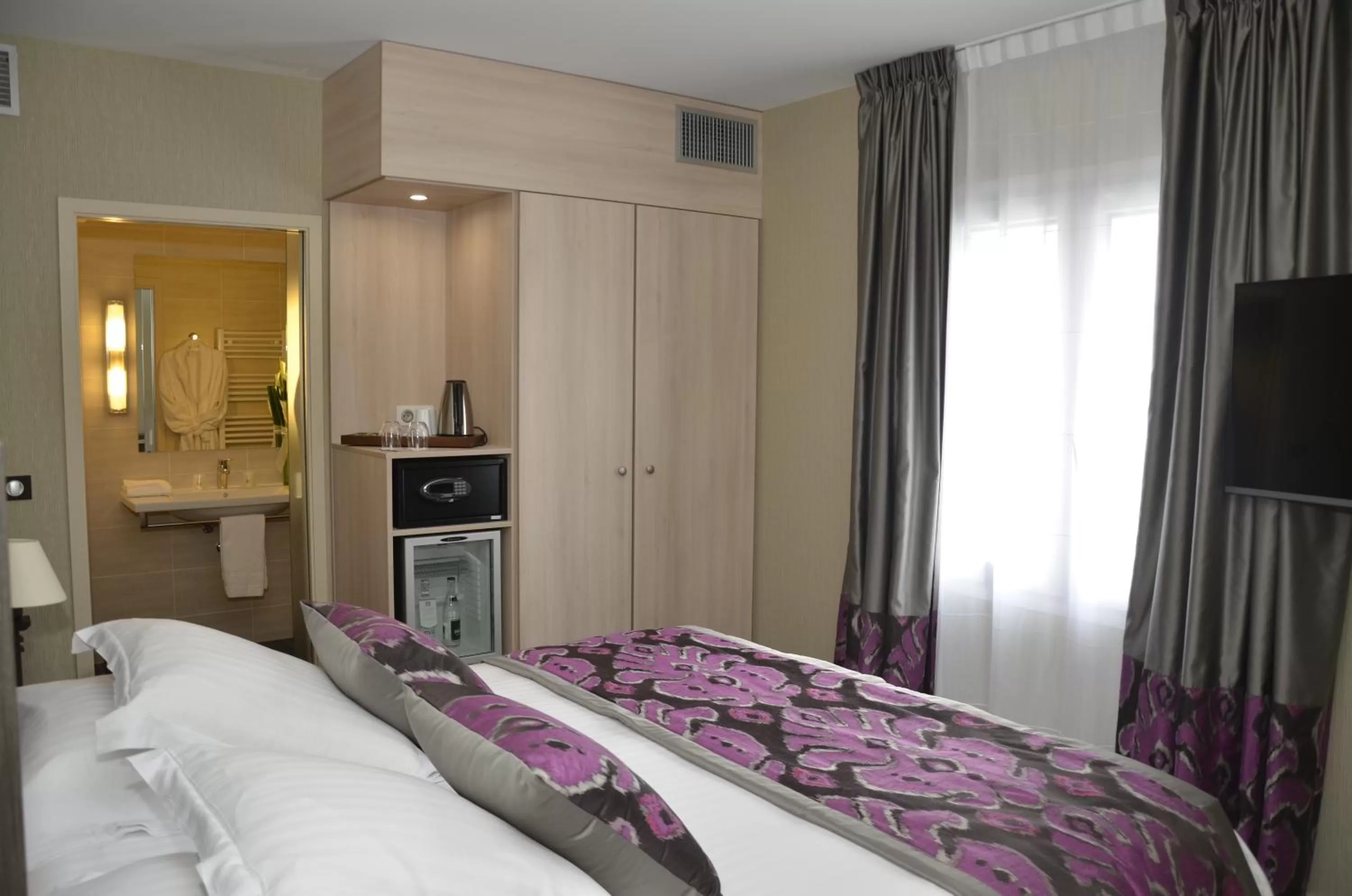 Photo of the whole room, Bed in Best Western Plus Richelieu