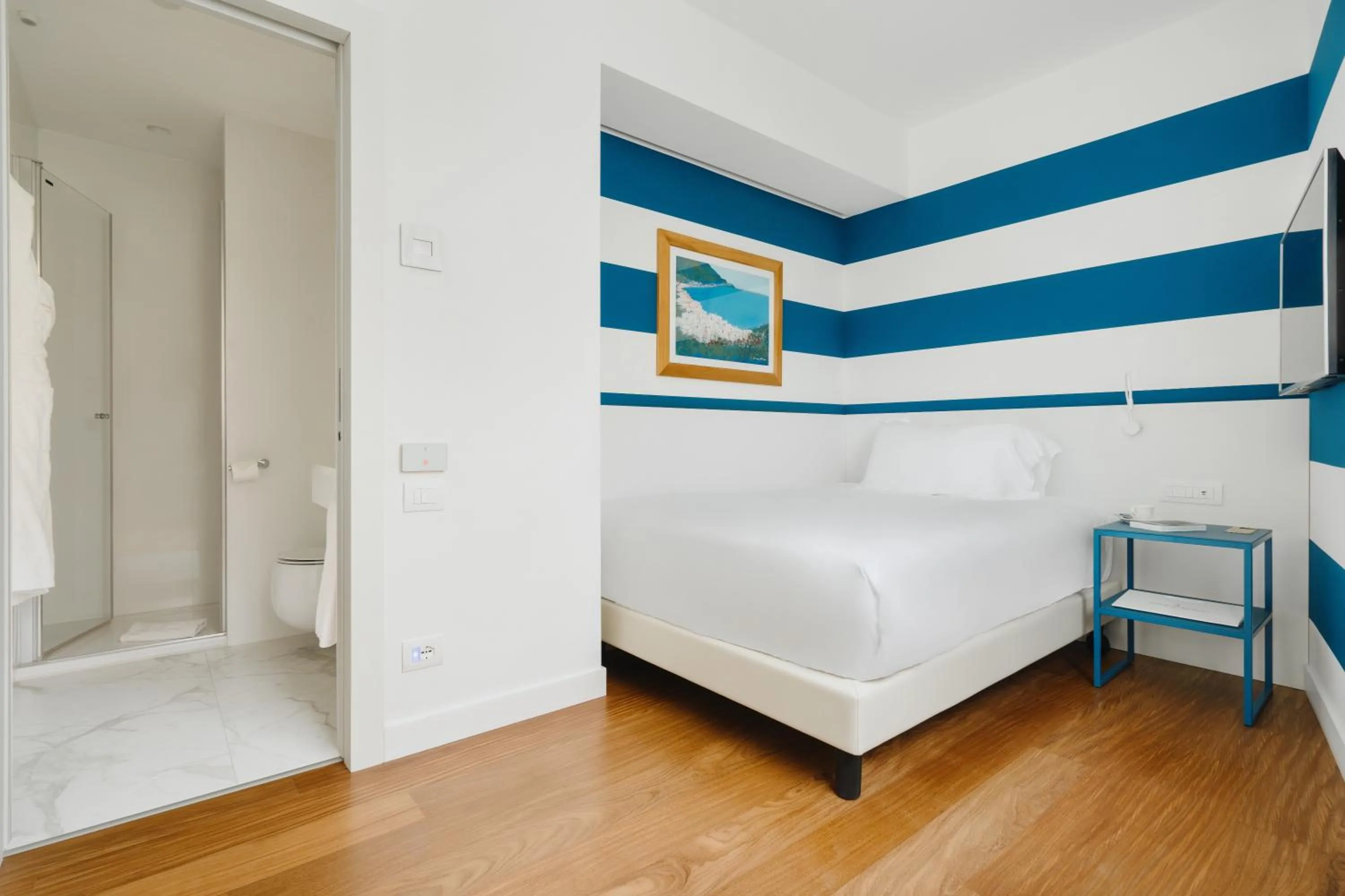 Bathroom, Bed in Hotel Morfeo