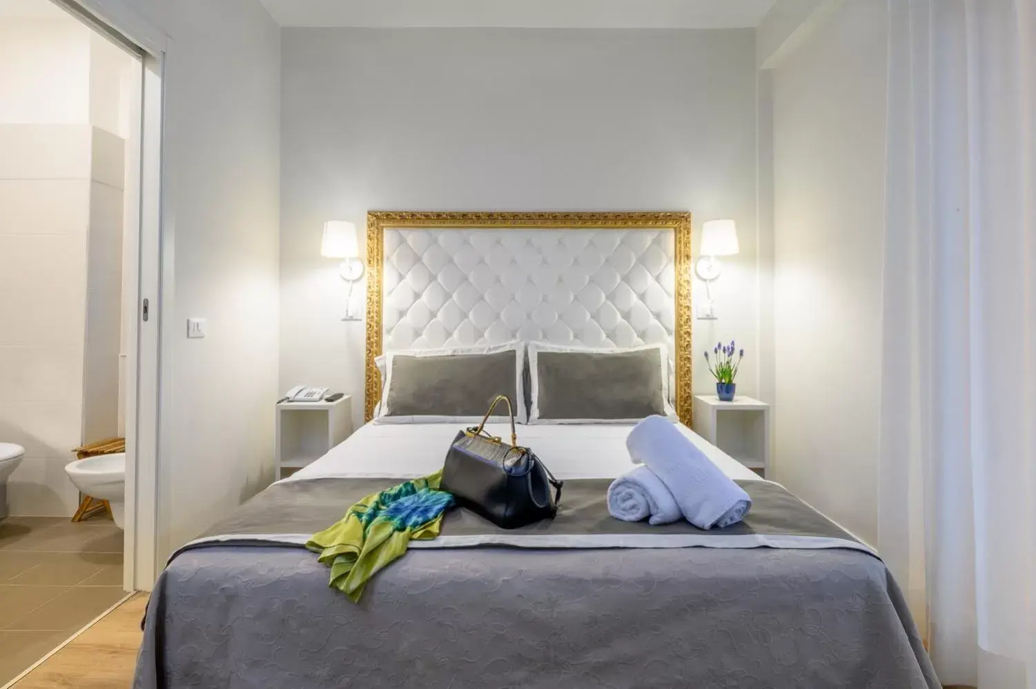 Bedroom, Bed in Atlas Hotel
