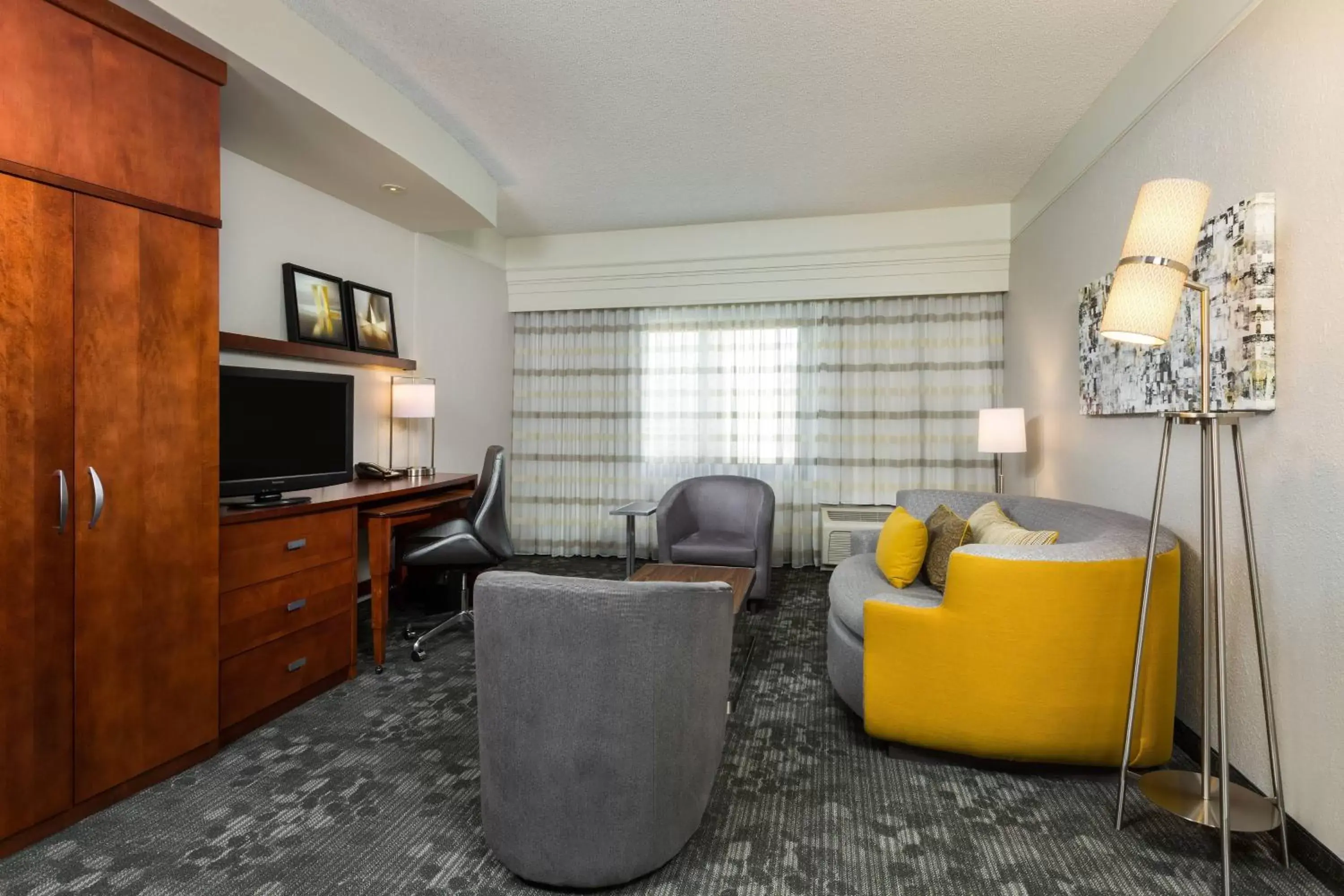 Living room, Seating Area in Courtyard by Marriott Houston Galleria