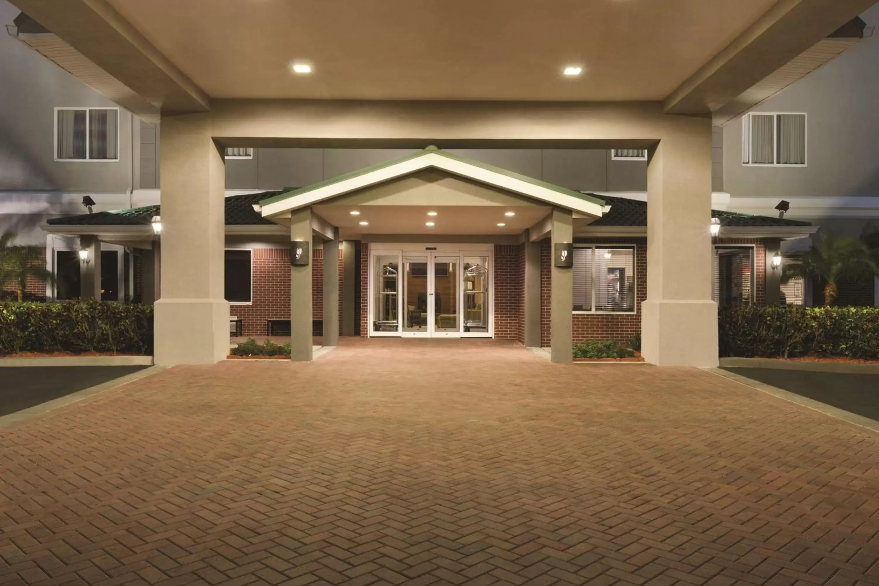 Property building in Country Inn & Suites by Radisson, St. Petersburg - Clearwater, FL
