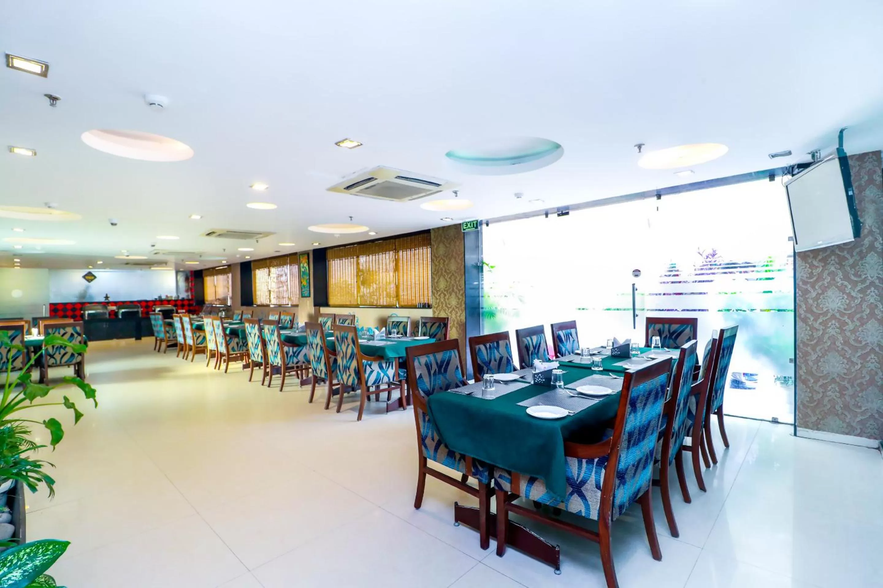 Restaurant/places to eat in Hotel Rajshree & Spa