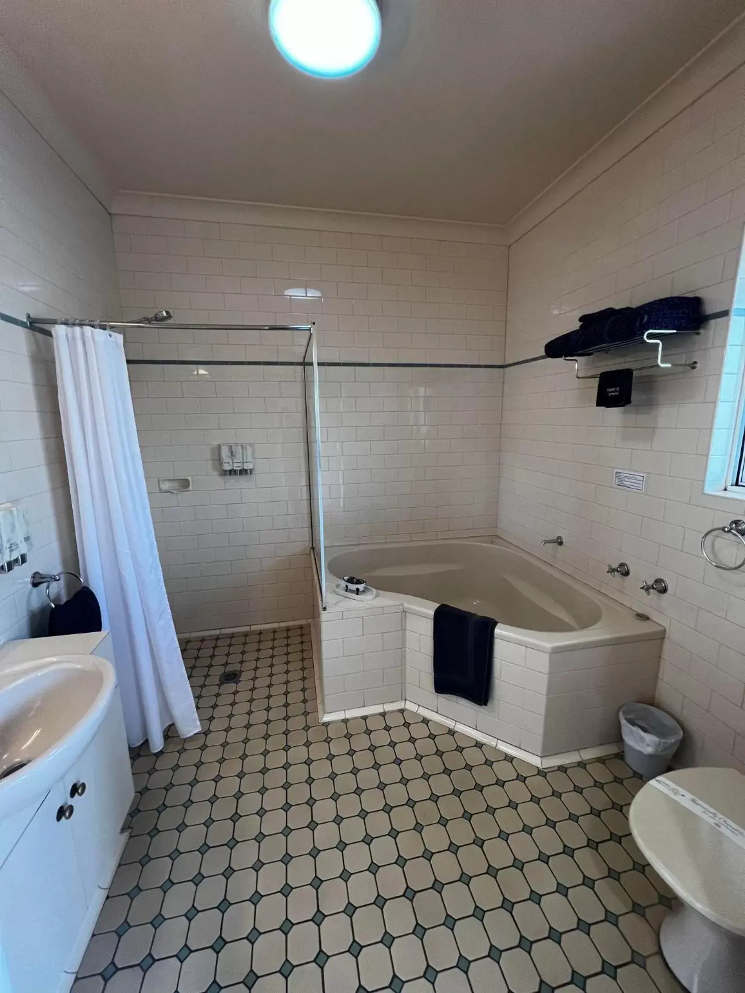 Toilet, Bathroom in Tumbarumba Motel & Elms Restaurant