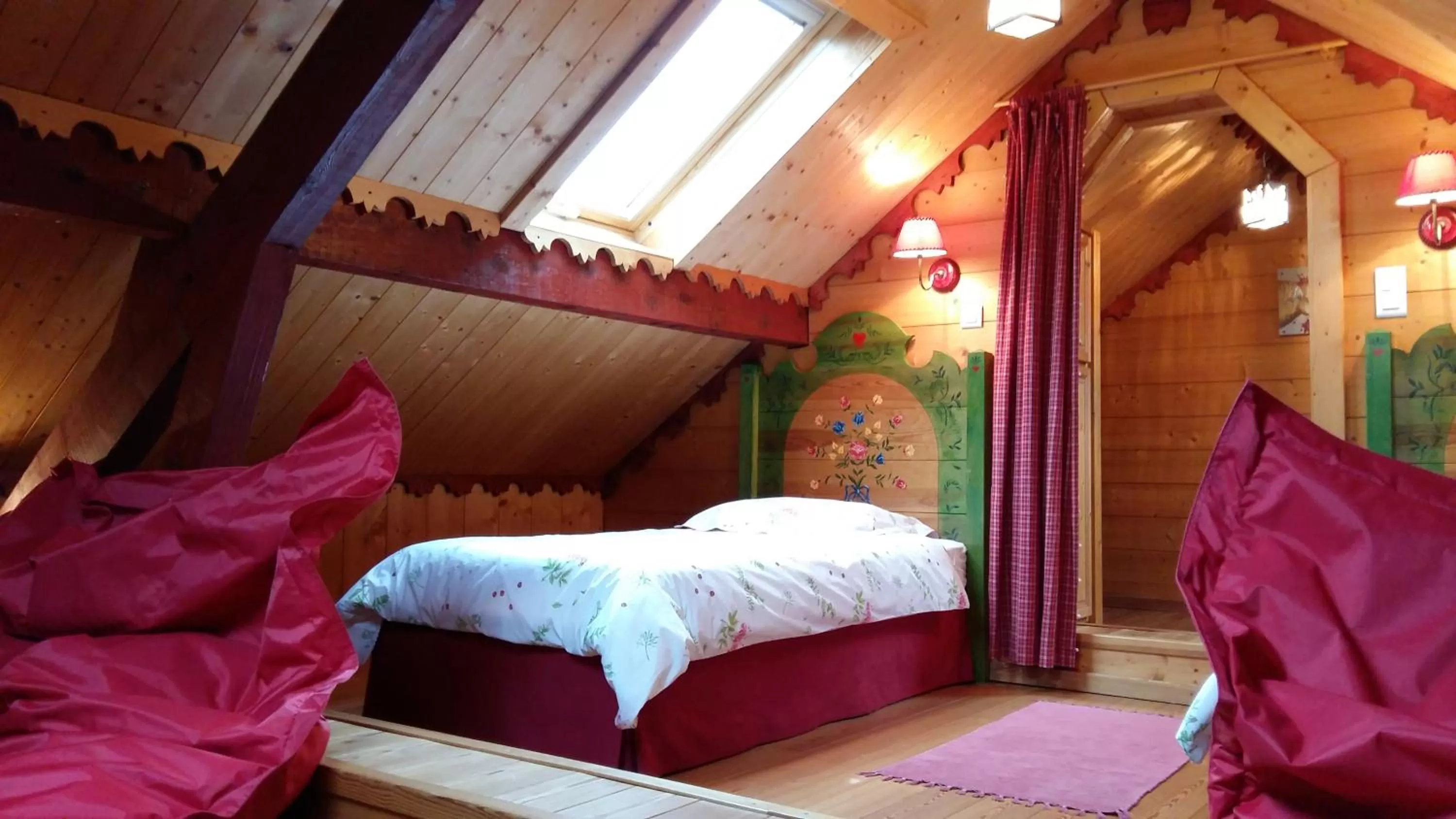 Photo of the whole room, Bed in Les Loges Du Parc