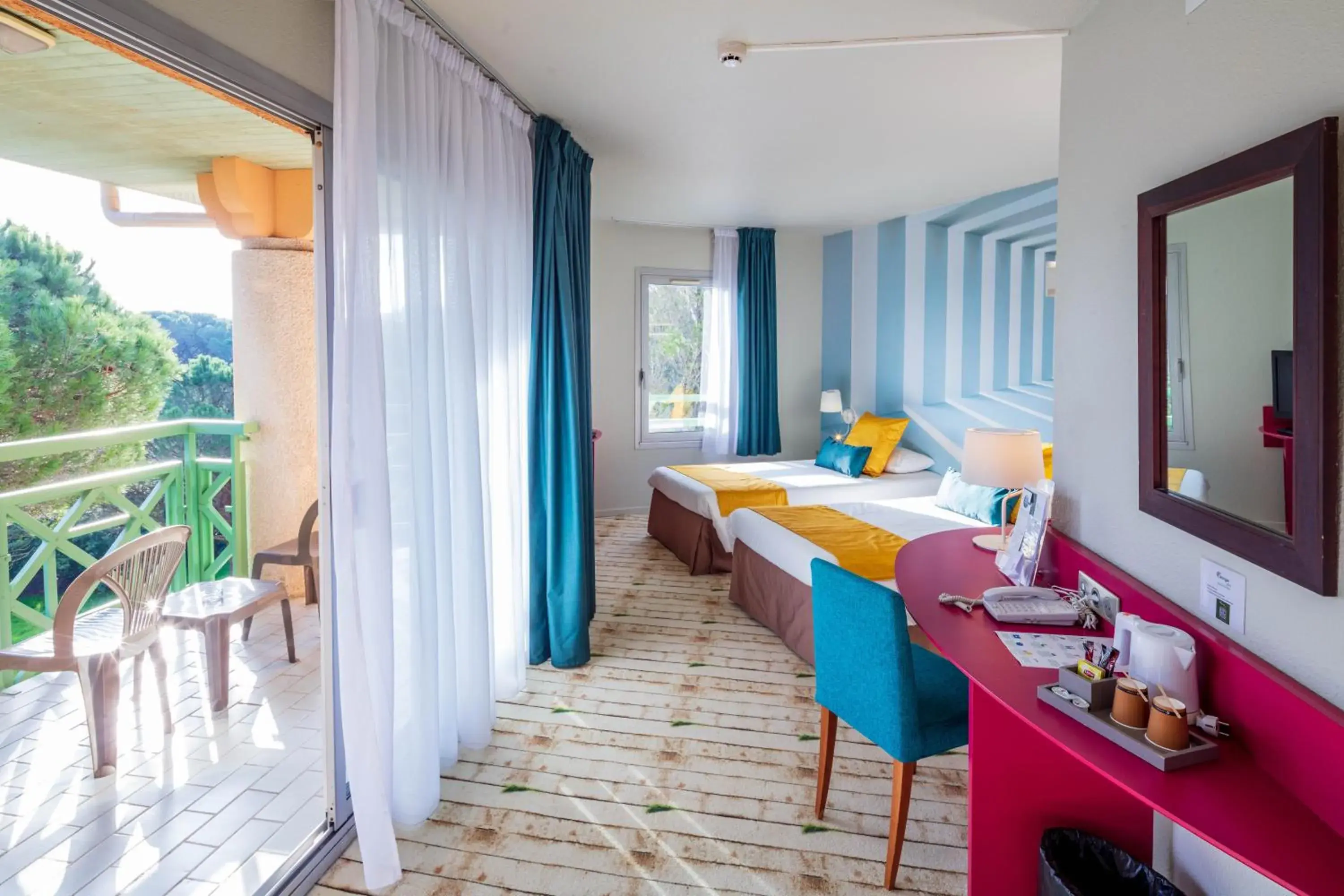 Photo of the whole room in Garrigae Domaine de l'Esterel - piscine & SPA Cinq Mondes Photo of the whole room in Garrigae Domaine de l'Esterel - piscine & SPA Cinq Mondes