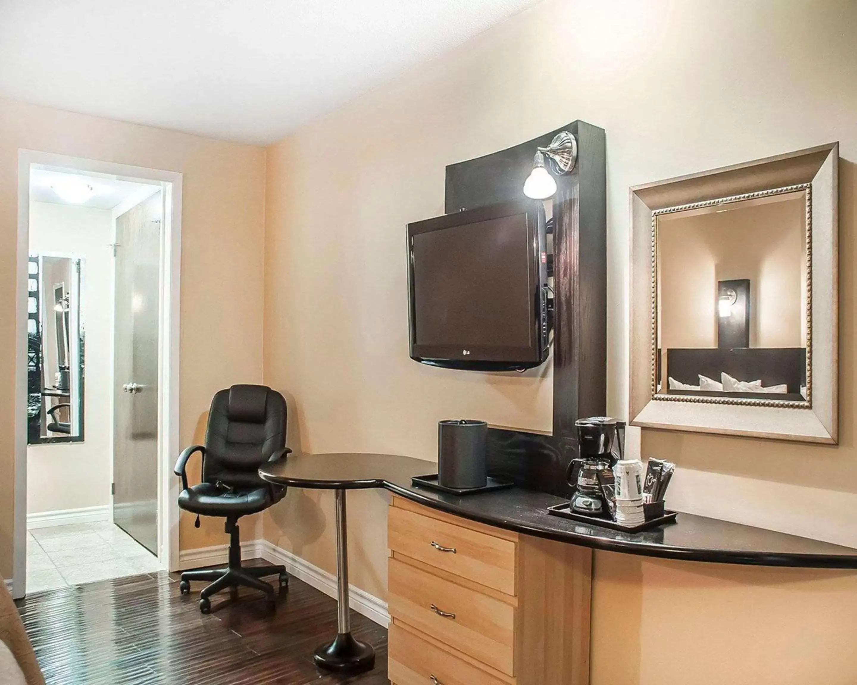 Photo of the whole room, TV/Entertainment Center in Quality Hotel Fallsview Cascade