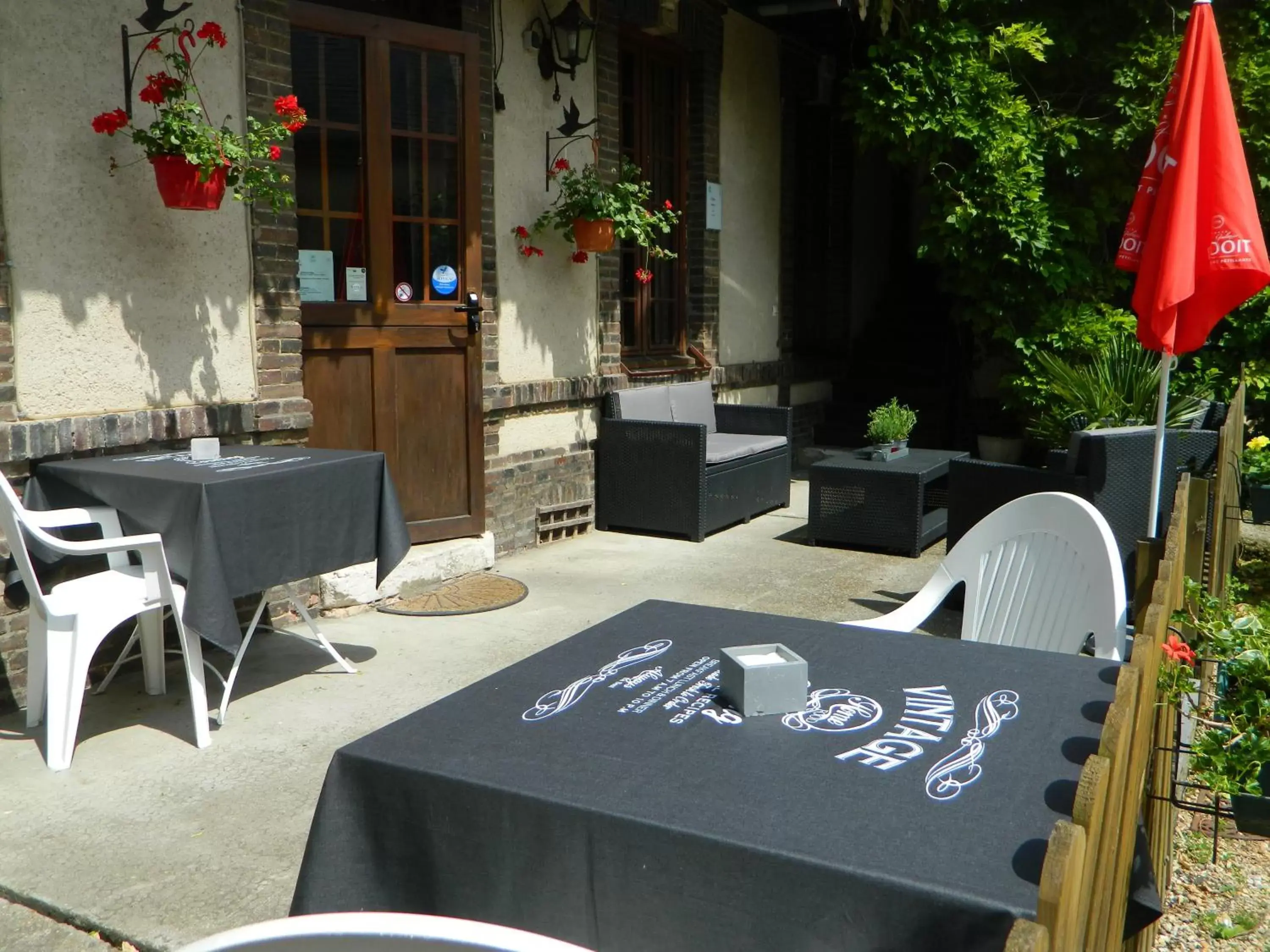 Patio, Restaurant/Places to Eat in Hotel Restaurant Le Cygne