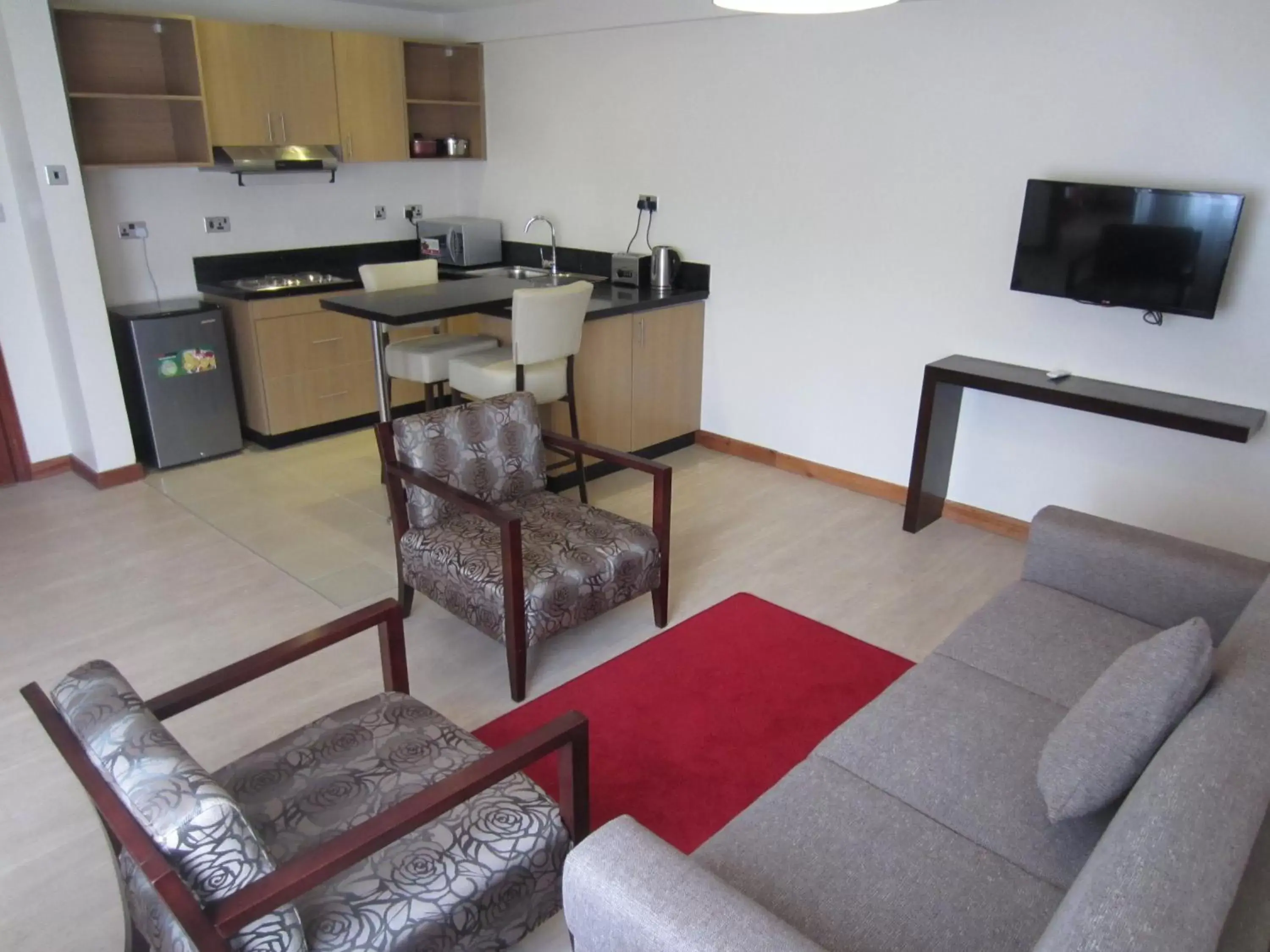 Kitchen or kitchenette, Seating Area in Zehneria Suites Hotel