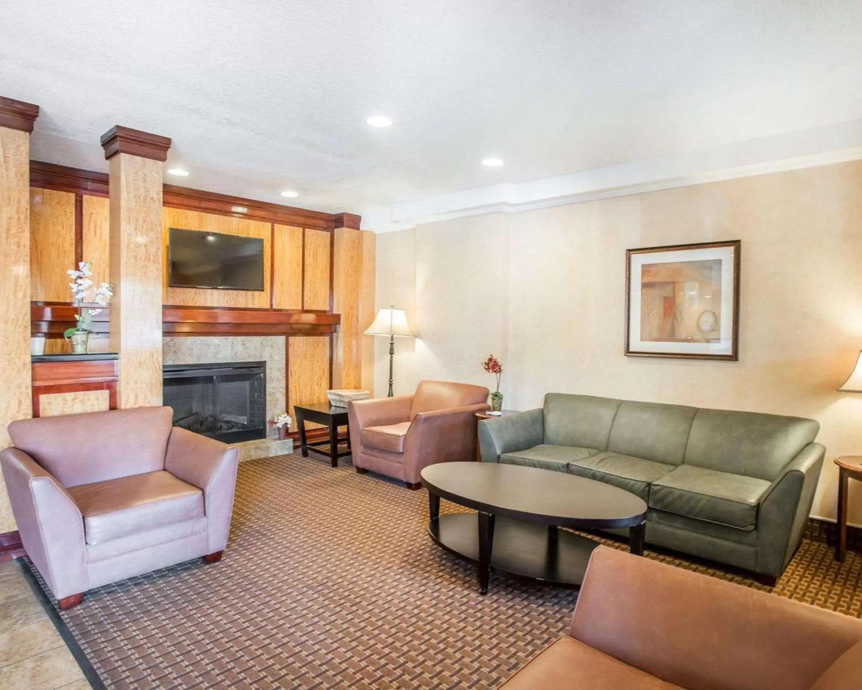 Lobby or reception, Seating Area in Quality Inn & Suites Denver International Airport