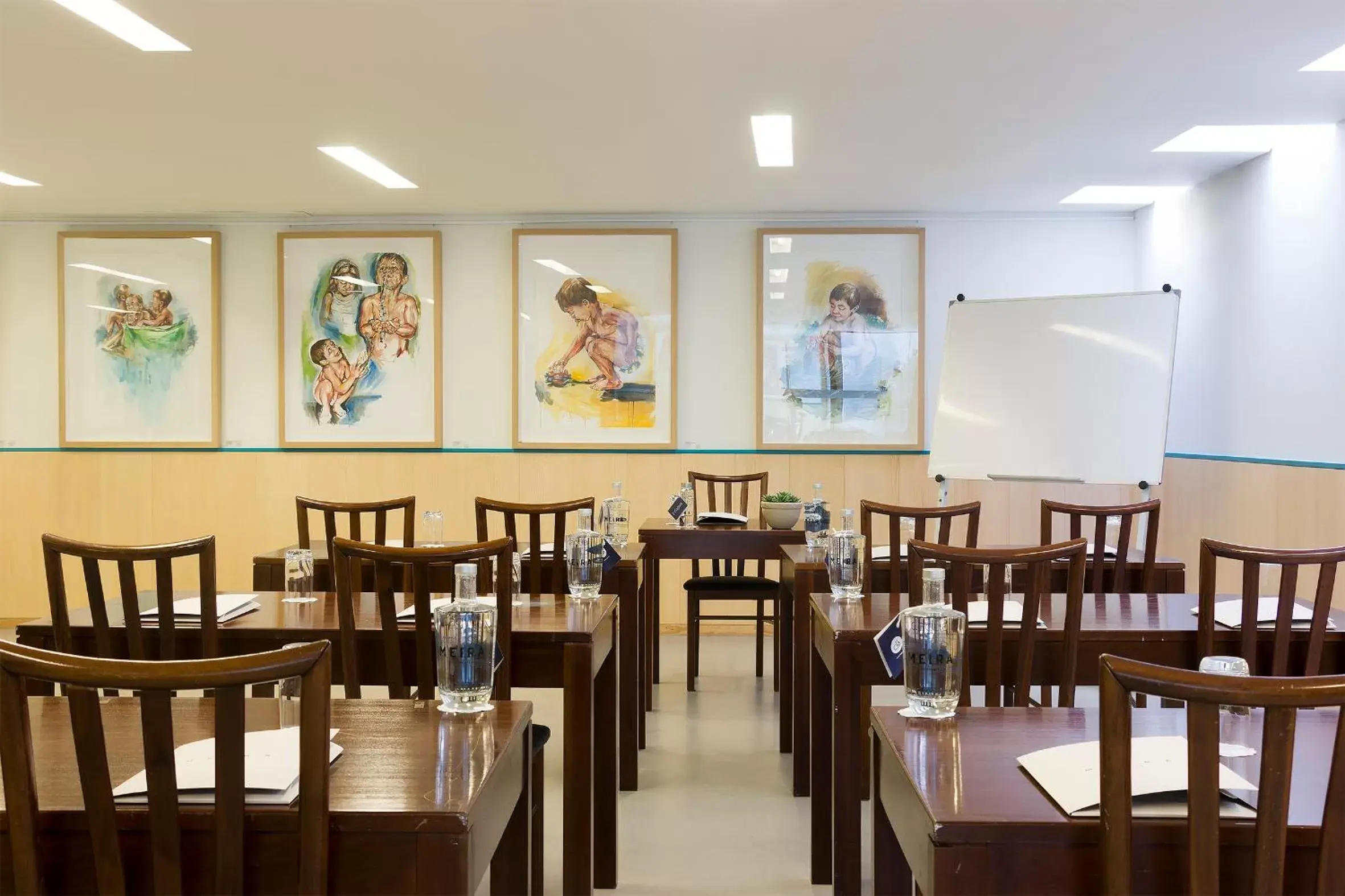 Meeting/conference room, Restaurant/Places to Eat in Hotel Meira