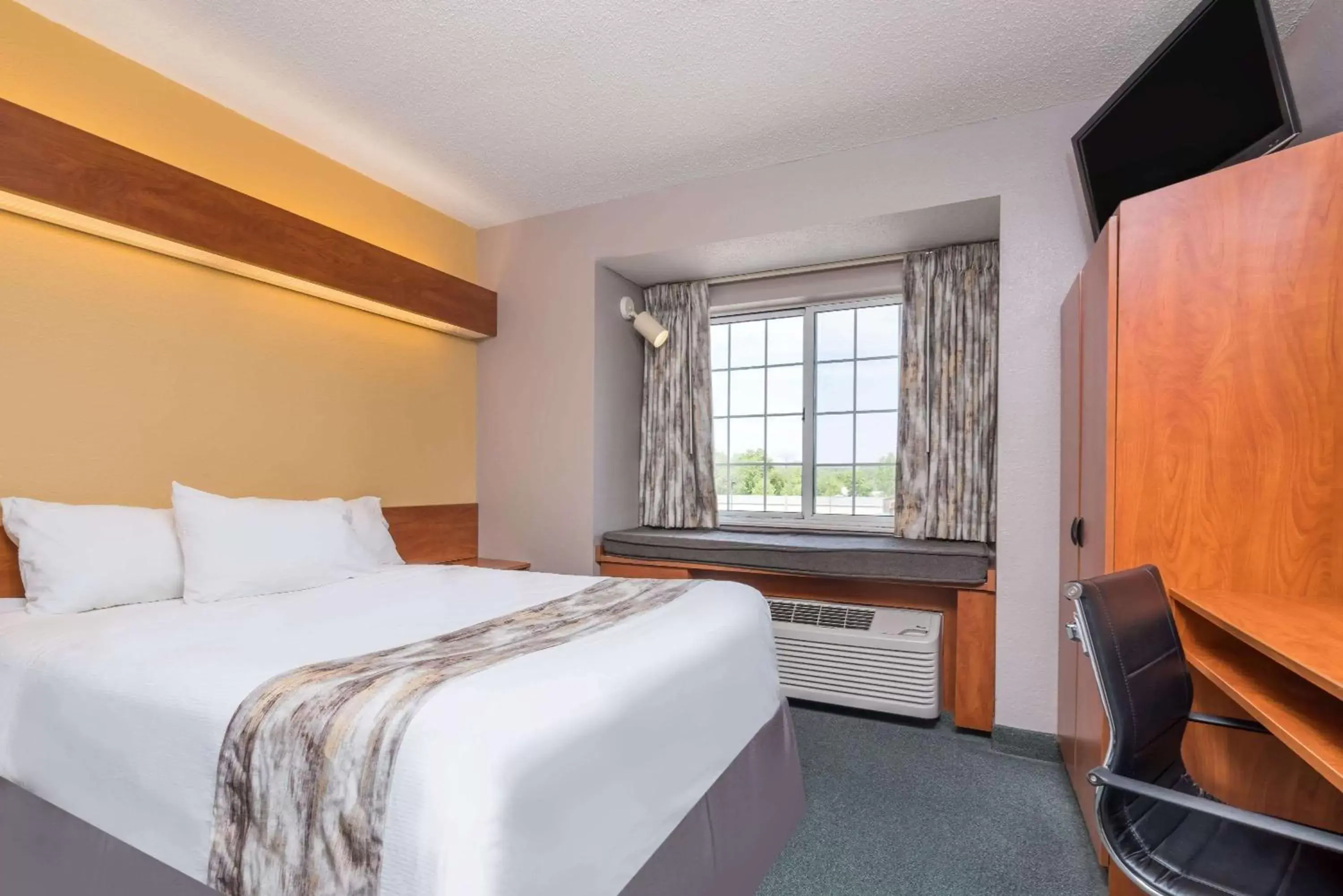 Photo of the whole room, Bed in Microtel Inn & Suites by Wyndham New Ulm