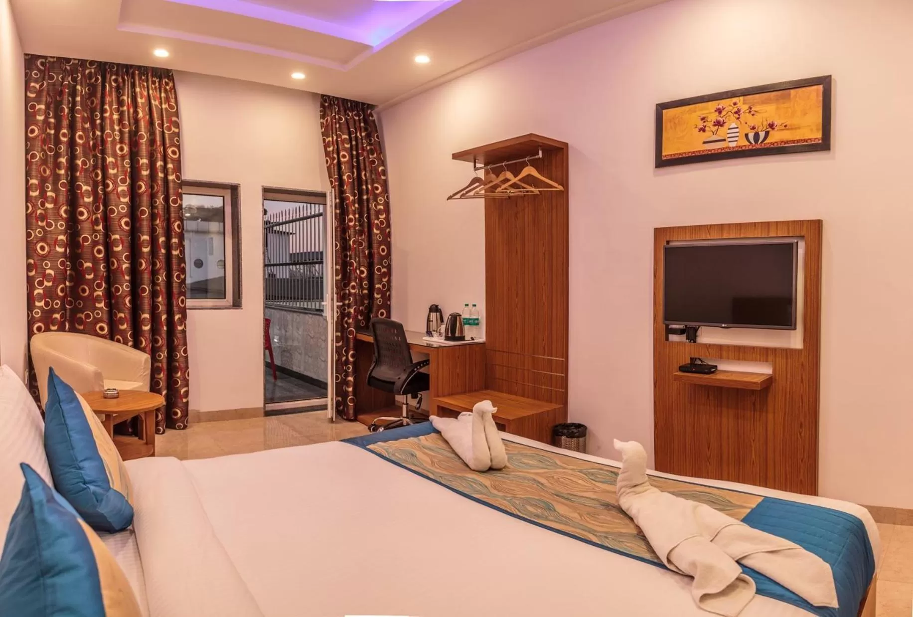 Bedroom, Bed in Hotel Suktara International