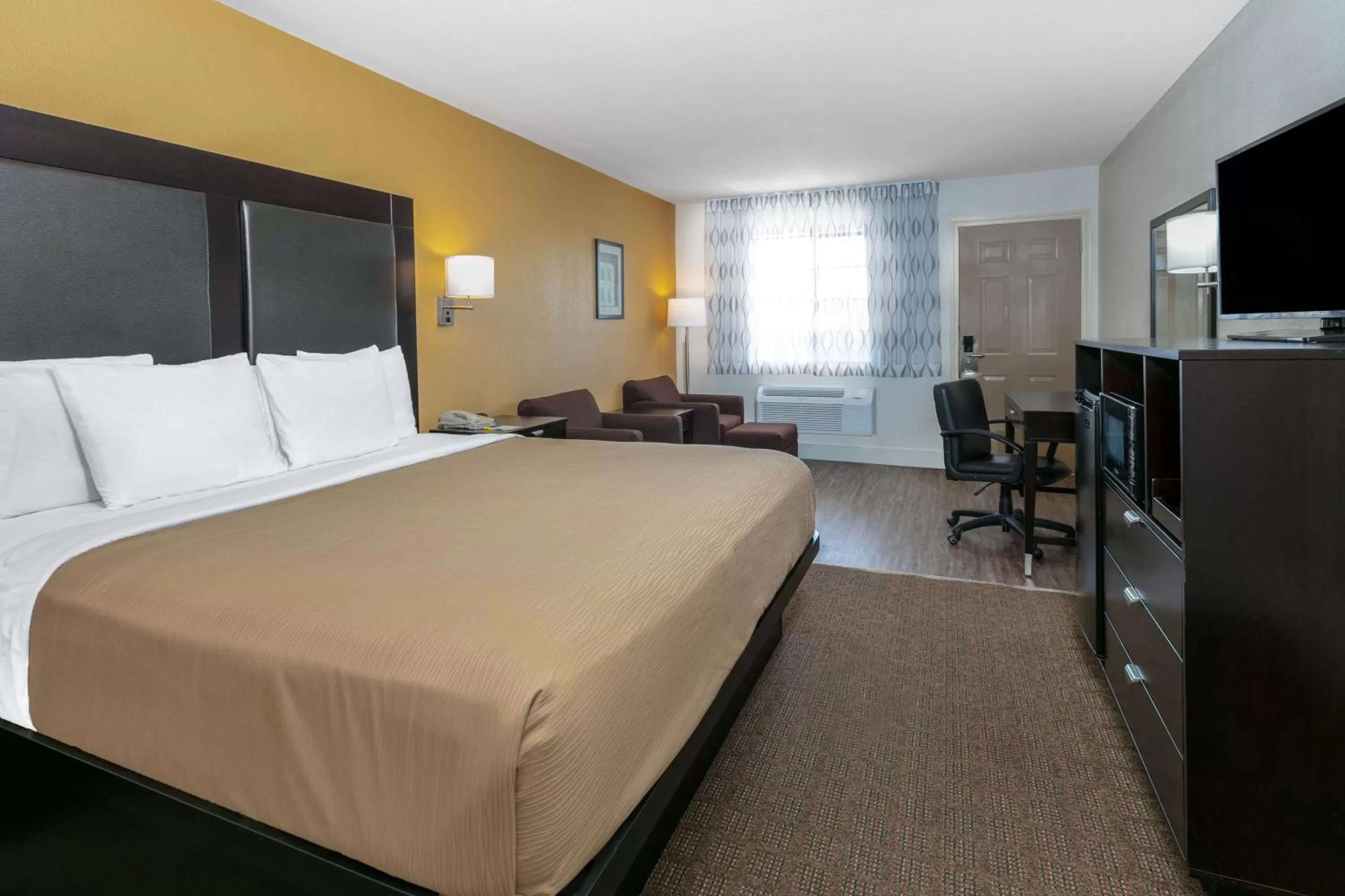 Bed in Days Inn by Wyndham Granbury