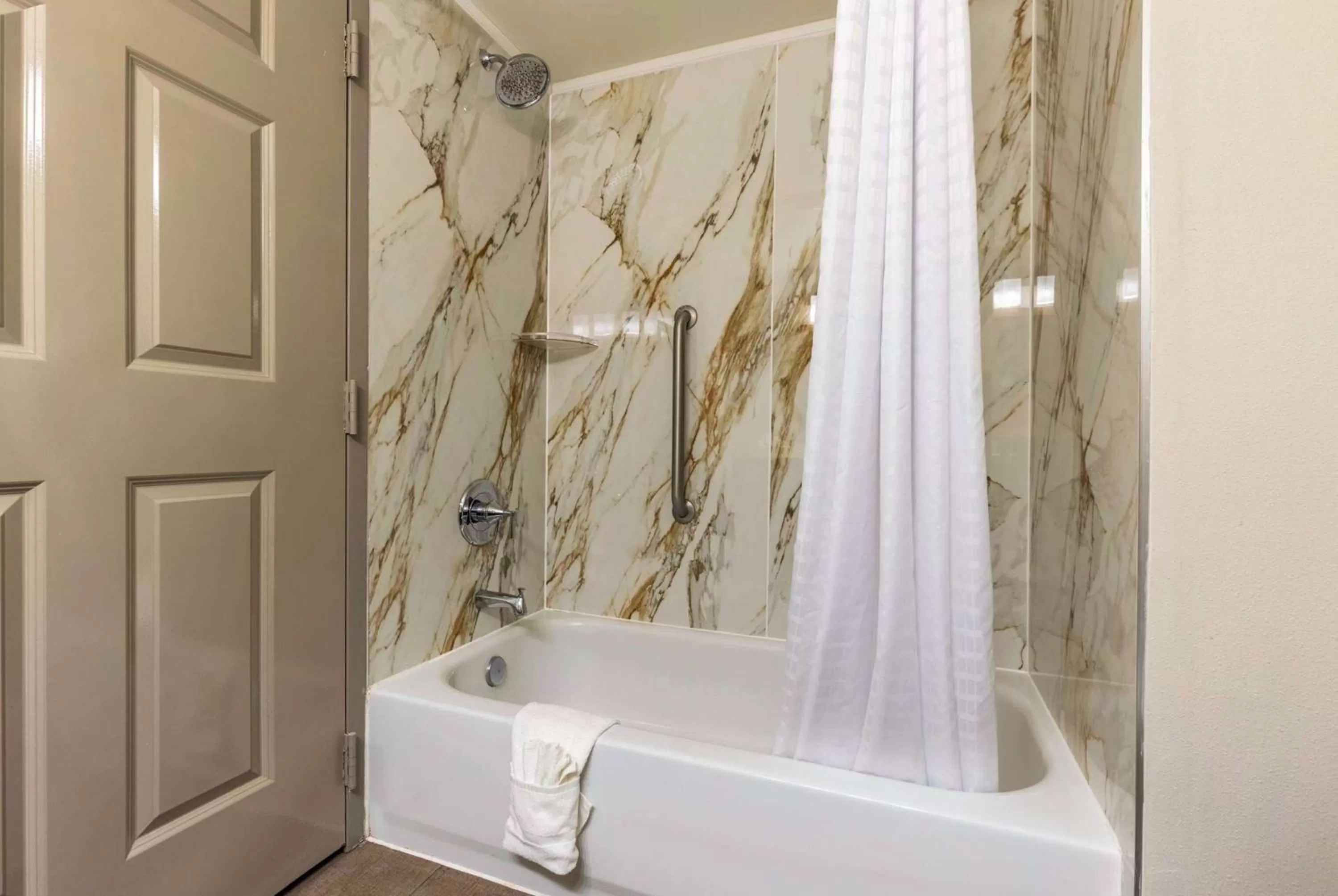 TV and multimedia in Wingate by Wyndham Lafayette Airport