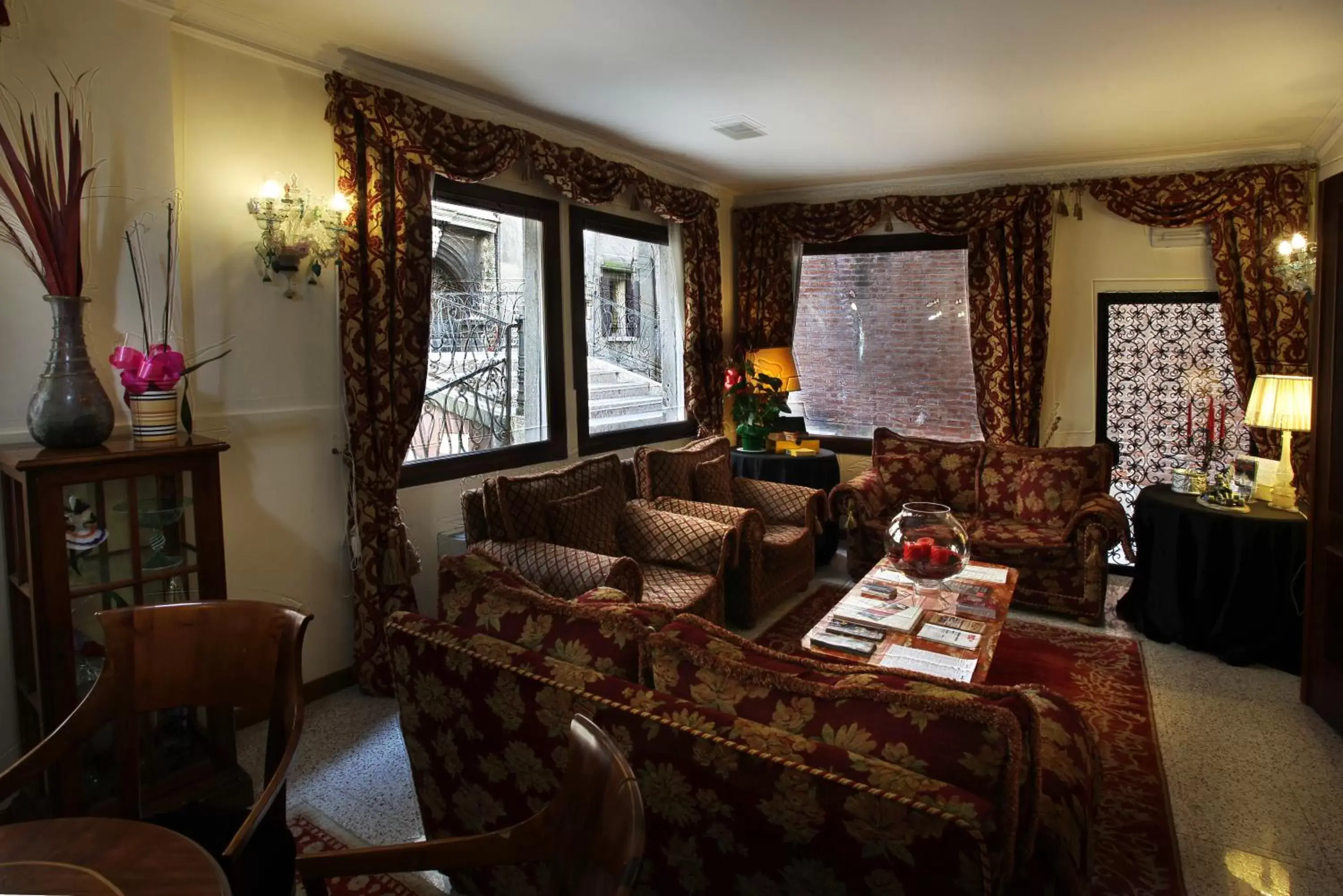 Communal lounge/ TV room, Seating Area in Hotel Ca' Alvise